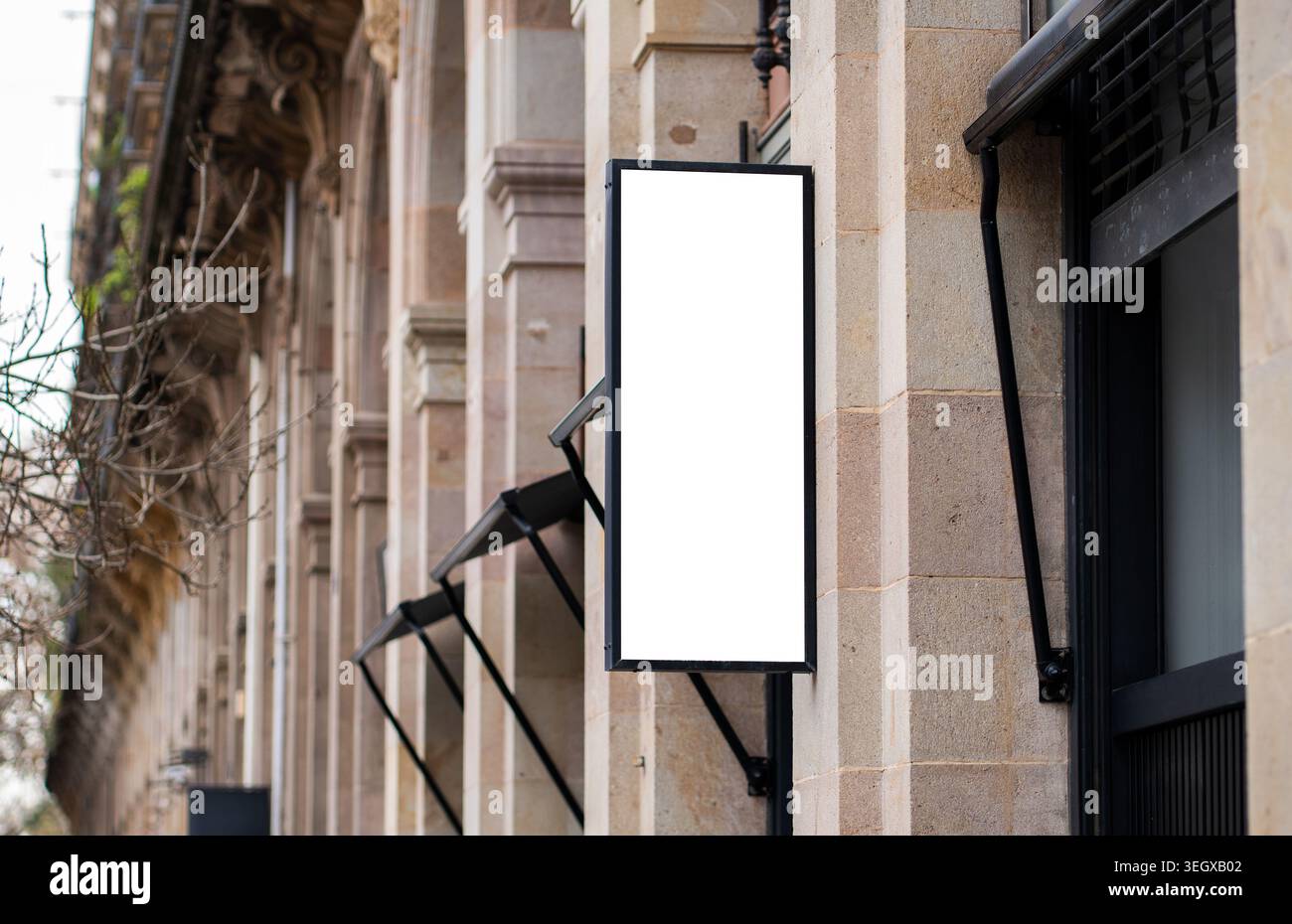 Maquette de signalisation verticale vierge affichée sur une façade de bâtiment en pierre Banque D'Images