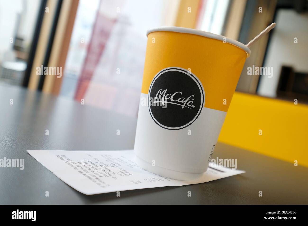 Café McCafe dans une tasse en carton sur le dessus de la table du restaurant Banque D'Images
