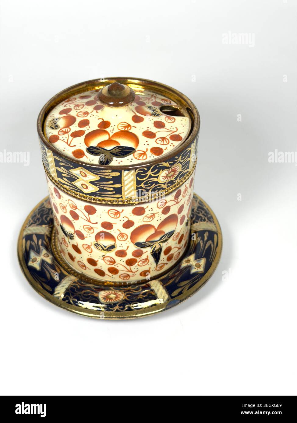 Pot de confiture à couvercle en céramique antique de style Imari anglais avec soucoupe assortie isolé sur fond blanc Banque D'Images