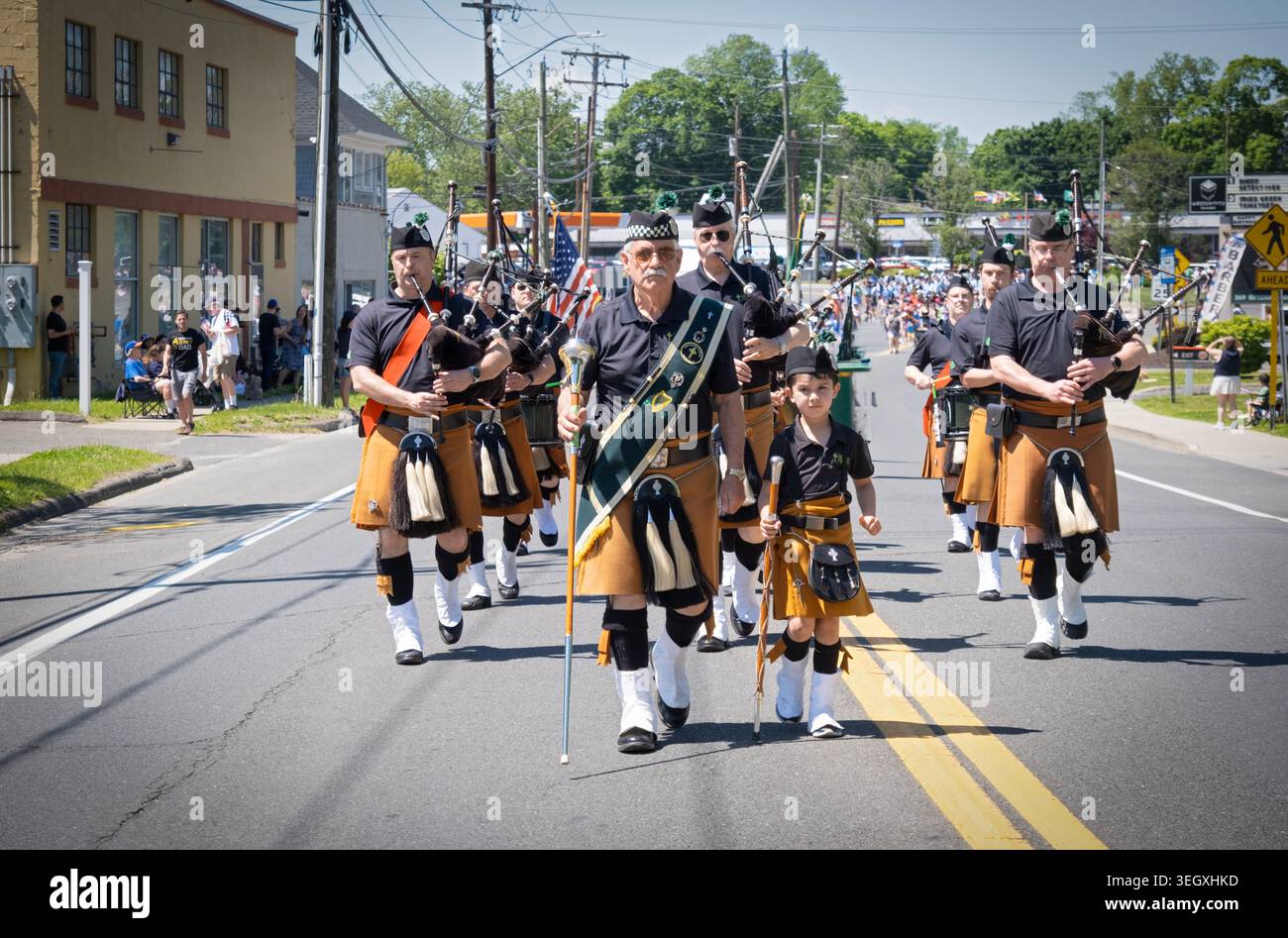 Le groupe Celtic Cross Pipe & Drum Marching avec un enfant de 6 ans qui a ouvert la voie à la parade du Bethell Memorial Day 2026 dans le Connecticut, le 17/05/2026. Banque D'Images