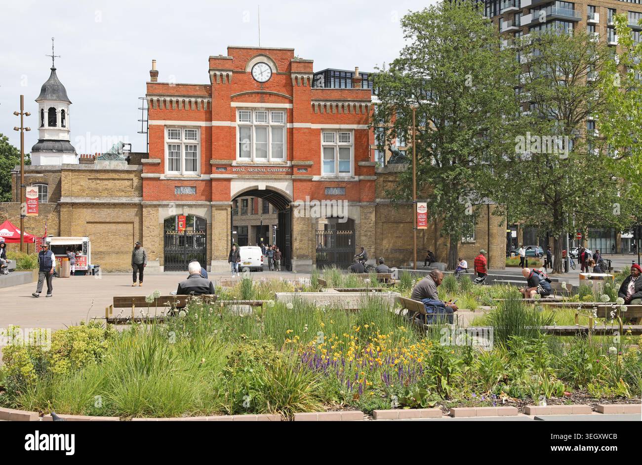 Woolwich Market Square, au sud-est de Londres. Montre un nouveau coin salon paysager avec l'historique Royal Arsenal Gatehouse au-delà. Banque D'Images