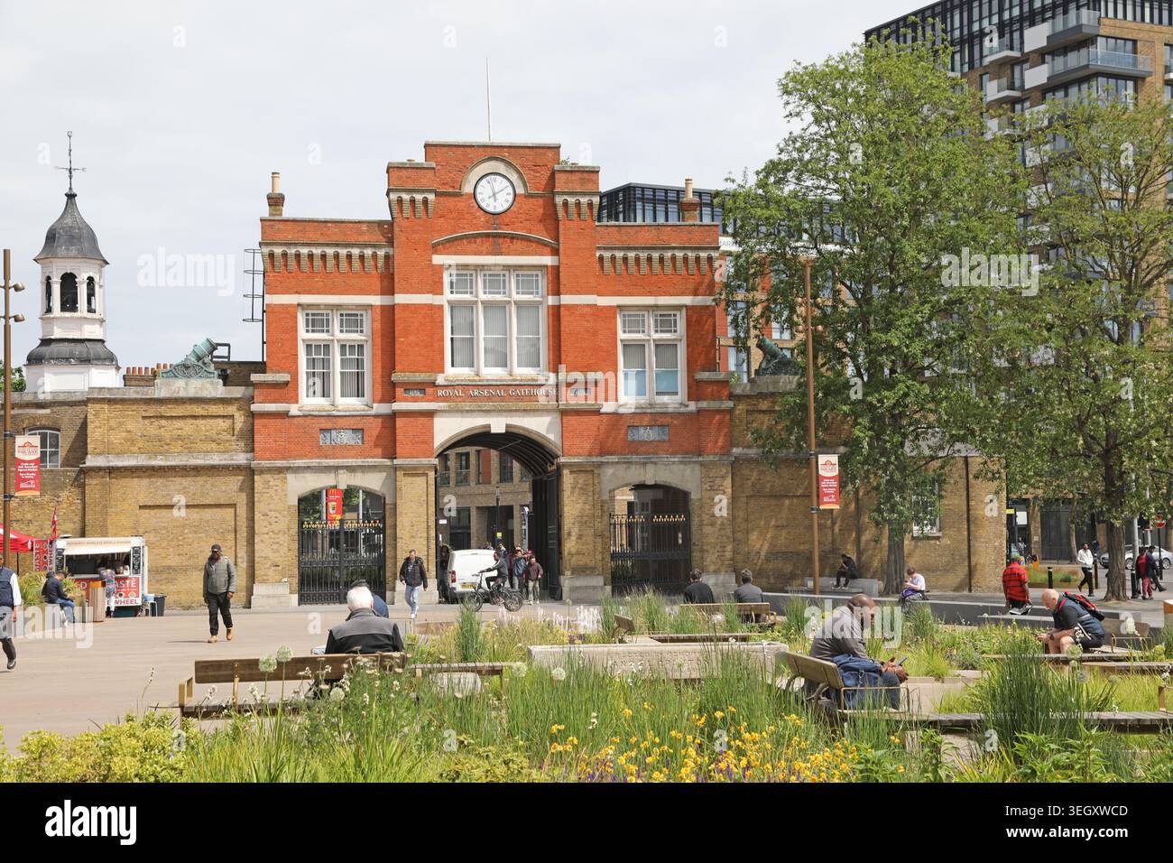 Woolwich Market Square, au sud-est de Londres. Montre un nouveau coin salon paysager avec l'historique Royal Arsenal Gatehouse au-delà. Banque D'Images
