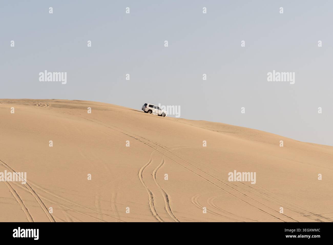 Khor Al Adaid (mer intérieure), Al Wakrah, Qatar - 30 janvier 2026 : une photo de paysage large montrant un 4x4 Land Cruiser blanc. Banque D'Images