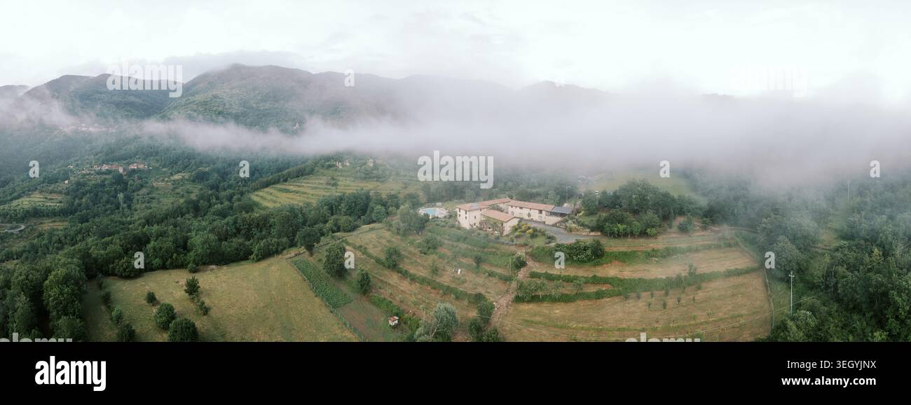 Campagne paisible avec des collines luxuriantes. Environnement rural idyllique avec des pentes douces et des fermes dispersées Banque D'Images