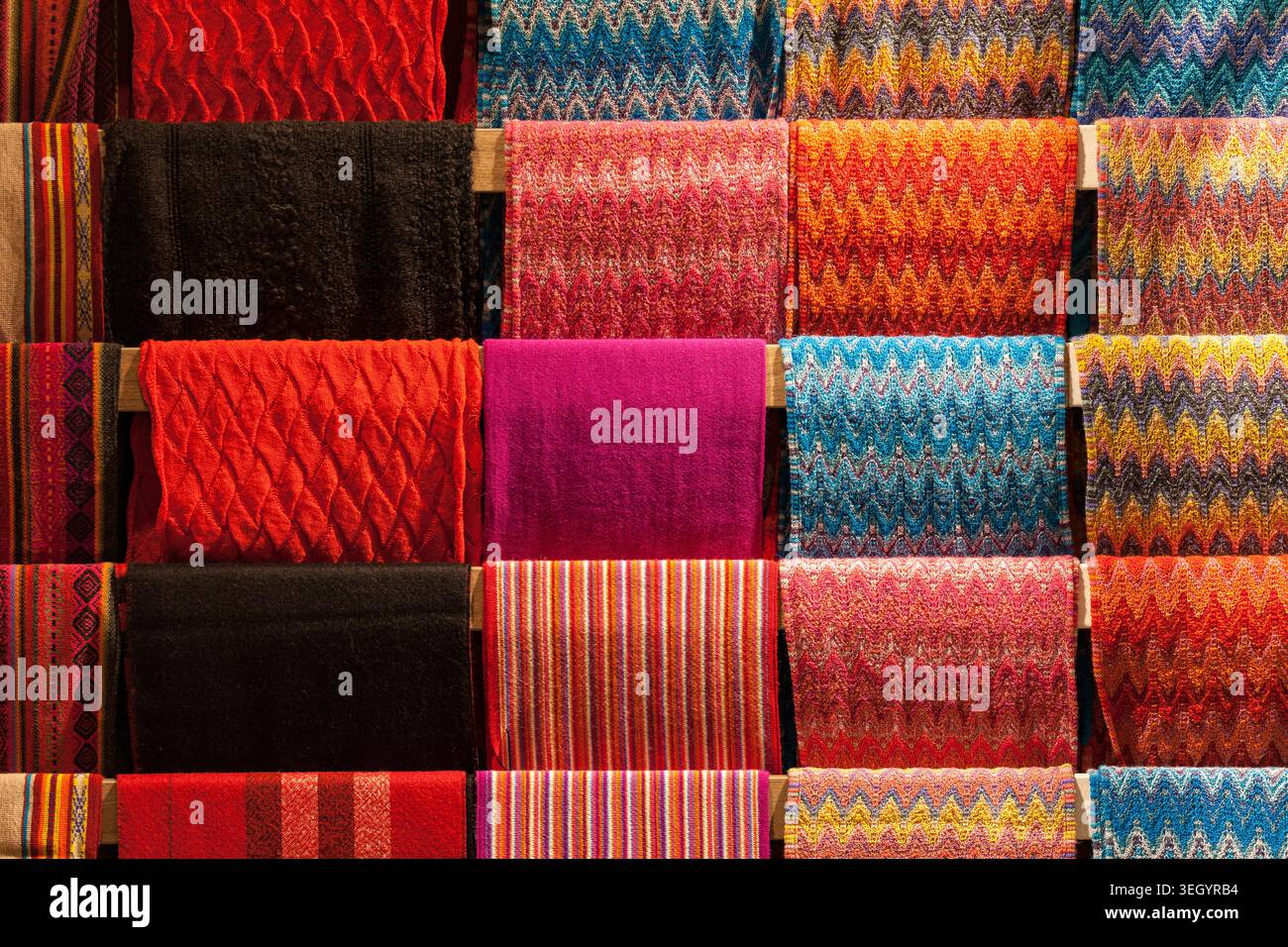 Produits tissés colorés dans un marché à Cuzco, Pérou Banque D'Images