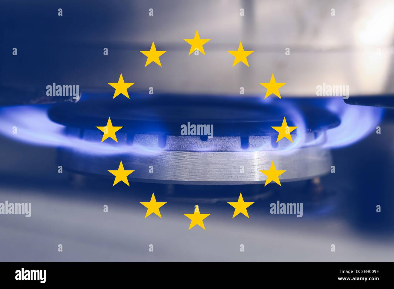 Concept de prix du gaz dans l'Union européenne avec flamme de brûleur et drapeau de l'UE. Crise de l'énergie et coût des services publics image de fond pour des sujets d'économie. Banque D'Images