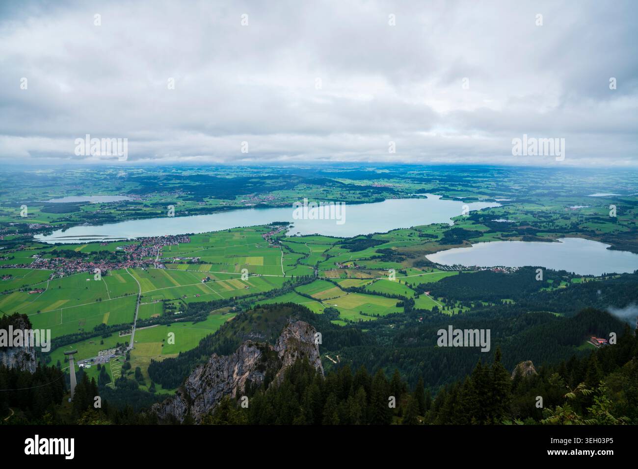 Allemagne, vue aérienne de la montagne Tegelberg au-dessus des lacs Forggensee et Bannwaldsee à Allgäu Banque D'Images