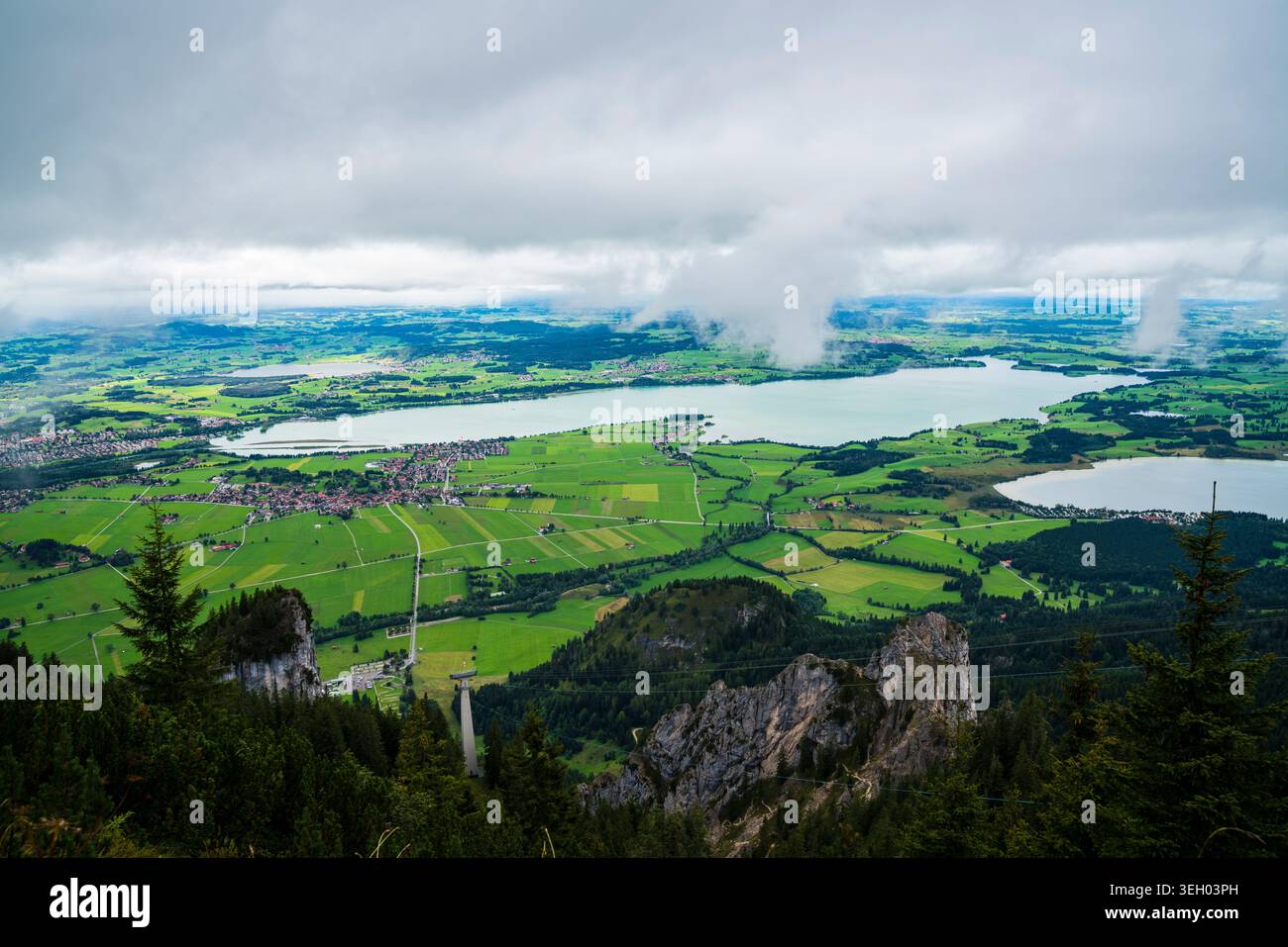 Allemagne, panorama aérien panoramique de Forggensee et Bannwaldsee avec des lignes de téléphérique de Tegelberg Banque D'Images