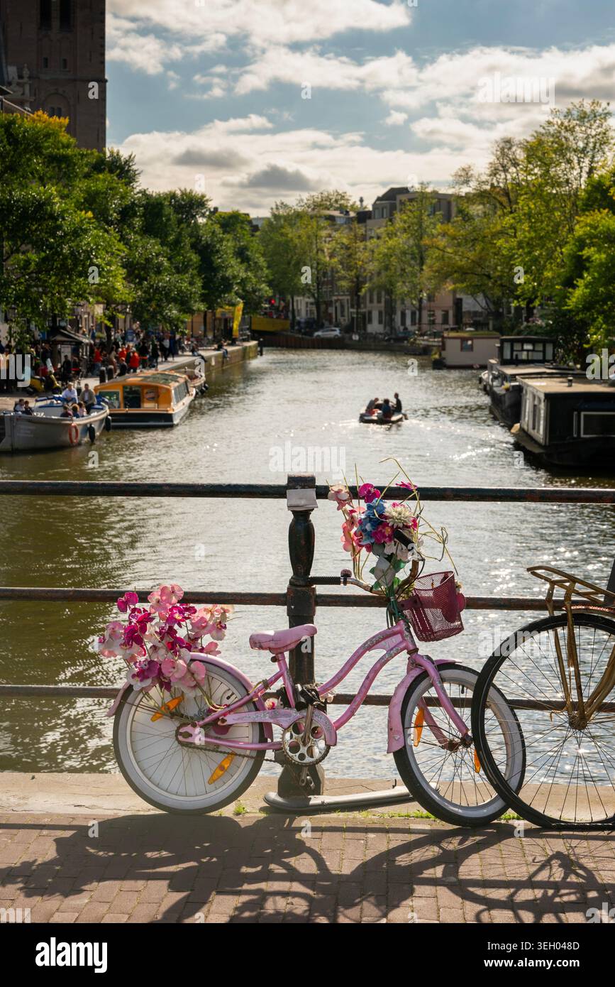 Vélo décoré de fleurs sur canal Bridge Banque D'Images
