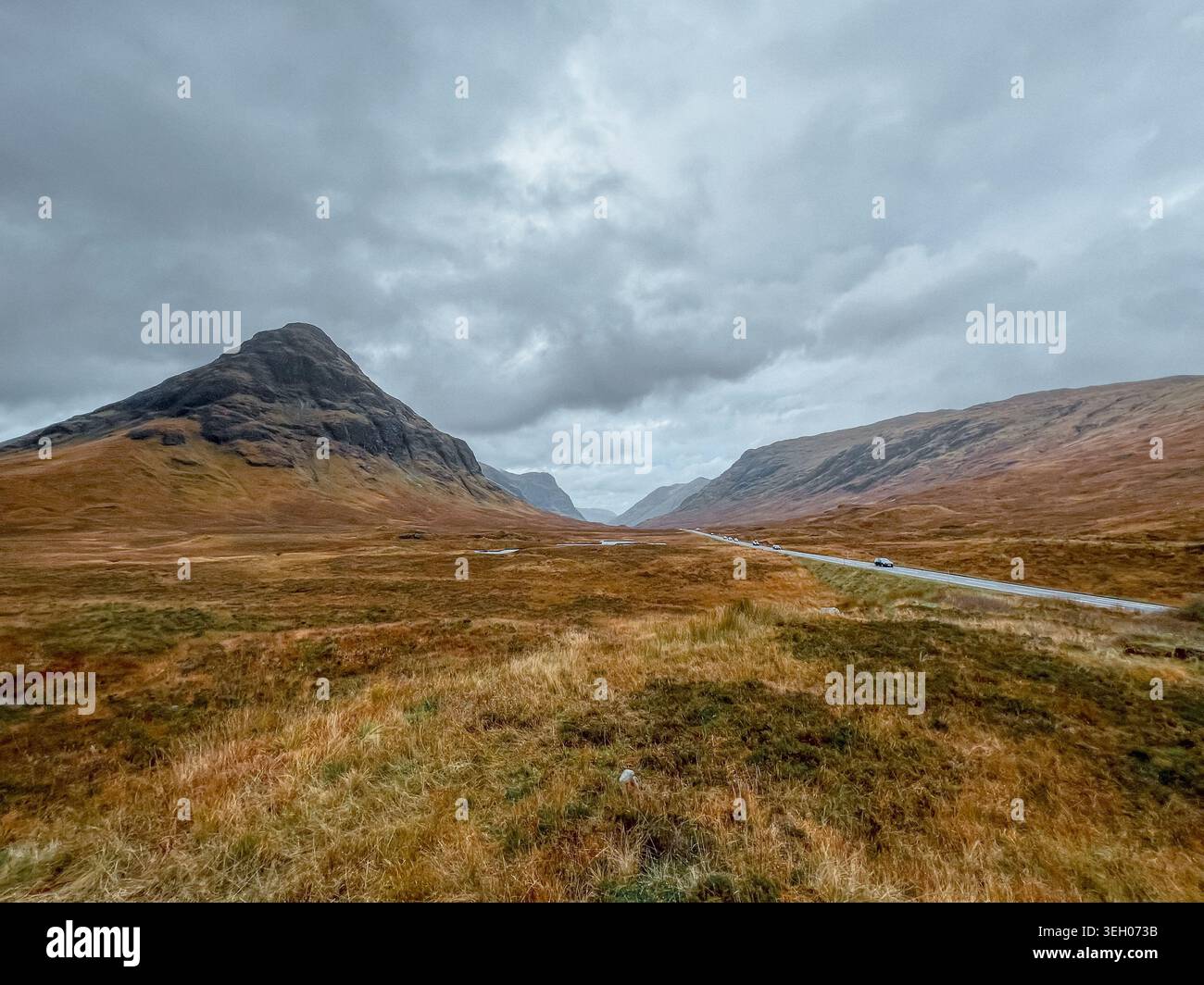 Paysage cinématographique des Highlands écossais avec des ciels orageux et des vallées Banque D'Images