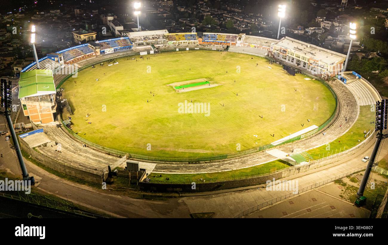 Vue aérienne du stade de cricket de Muzaffarabad illuminé par des projecteurs lumineux la nuit avec le paysage urbain environnant à Muzaffarabad, Azad Kash Banque D'Images