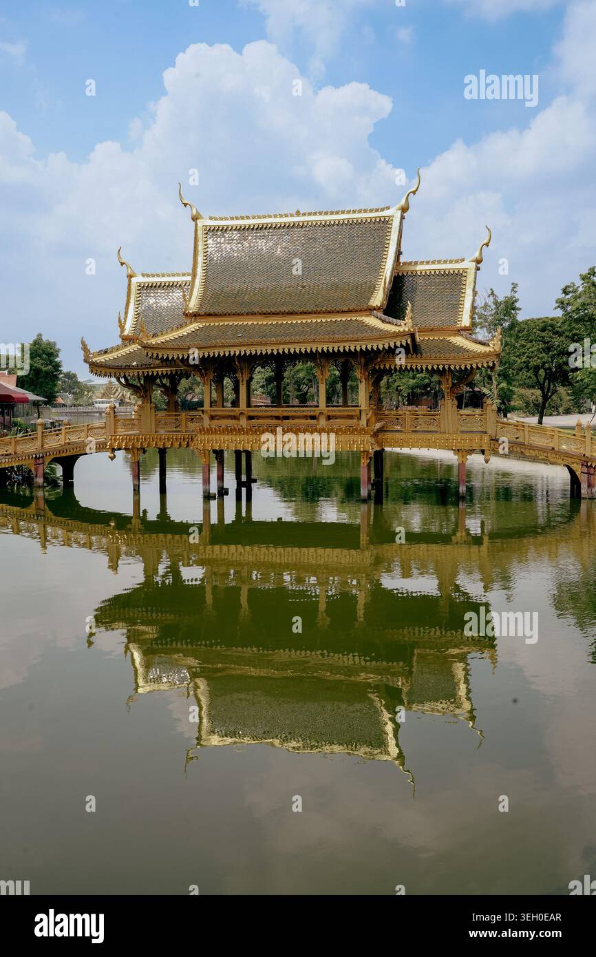 Pavillon thaïlandais traditionnel reflété sur un lac calme près de Bangkok, Thaïlande. Banque D'Images