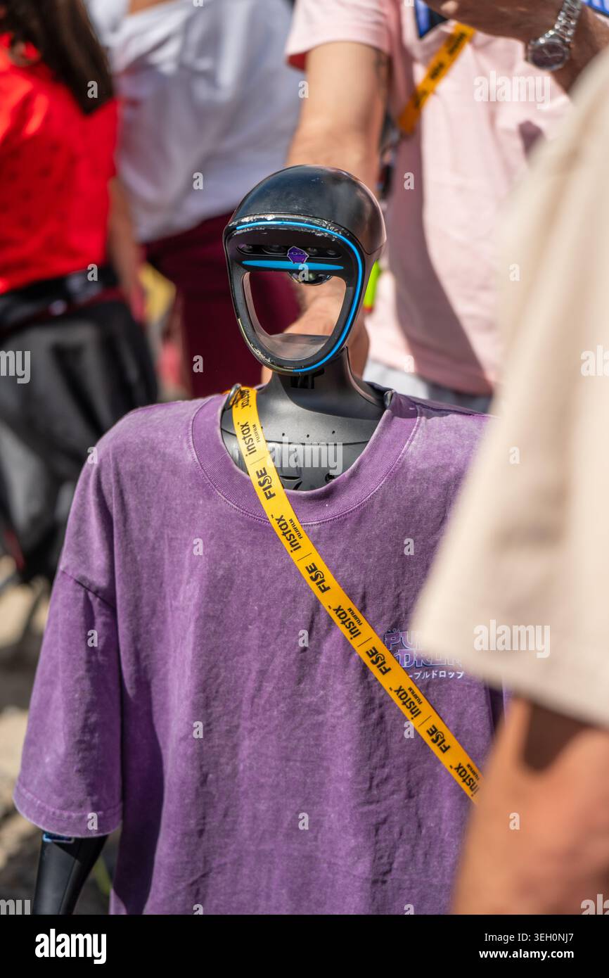 Robot humanoïde Unitree G1 au FISE Montpellier 2026 Banque D'Images