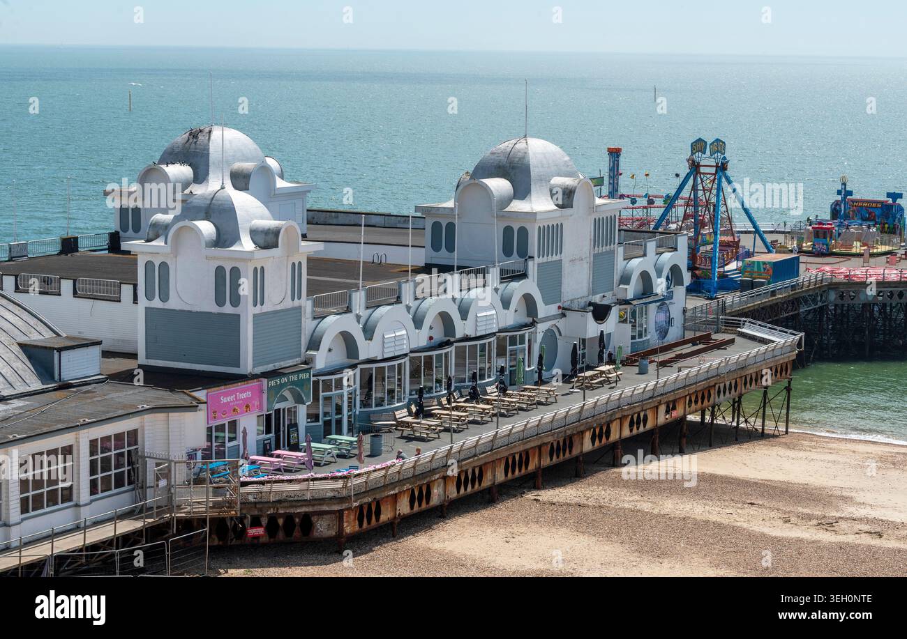 Southsea Portsmouth Angleterre Royaume-Uni. 21.05.2026. Embarcadère classique en bord de mer Southsea avec manèges et vue sur l'océan par une journée ensoleillée Banque D'Images