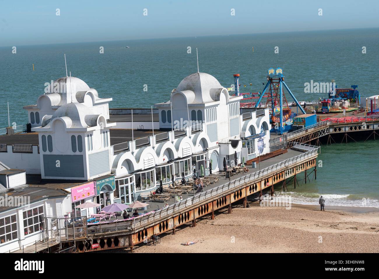 Southsea Portsmouth Angleterre Royaume-Uni. 21.05.2026. Embarcadère classique en bord de mer Southsea avec manèges et vue sur l'océan par une journée ensoleillée Banque D'Images