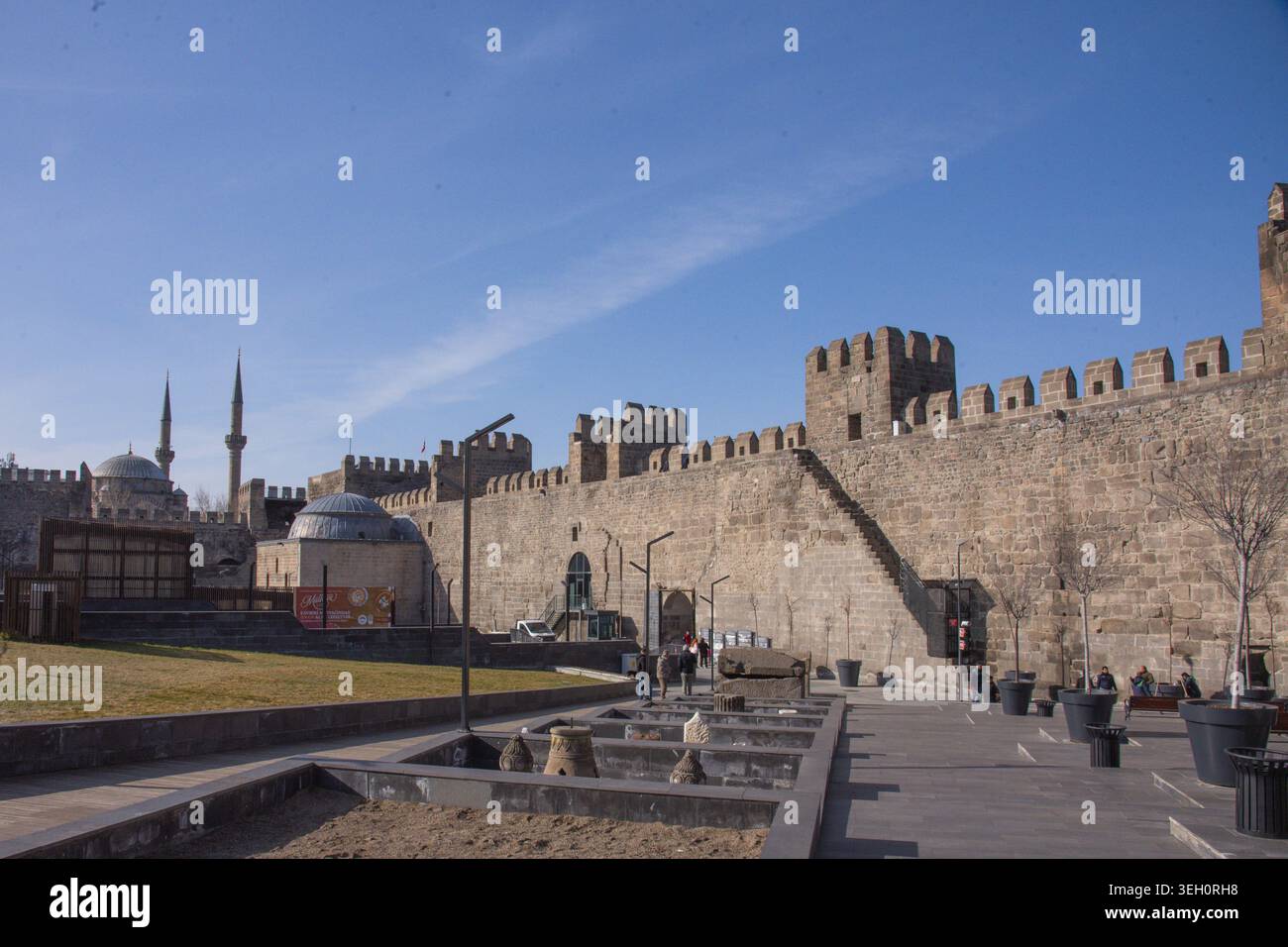 Vue sur le château historique de Kayseri avec ses murs de pierre anciens et des remparts sous un ciel bleu clair avec des gens marchant à proximité à Kayseri, Kayseri Banque D'Images
