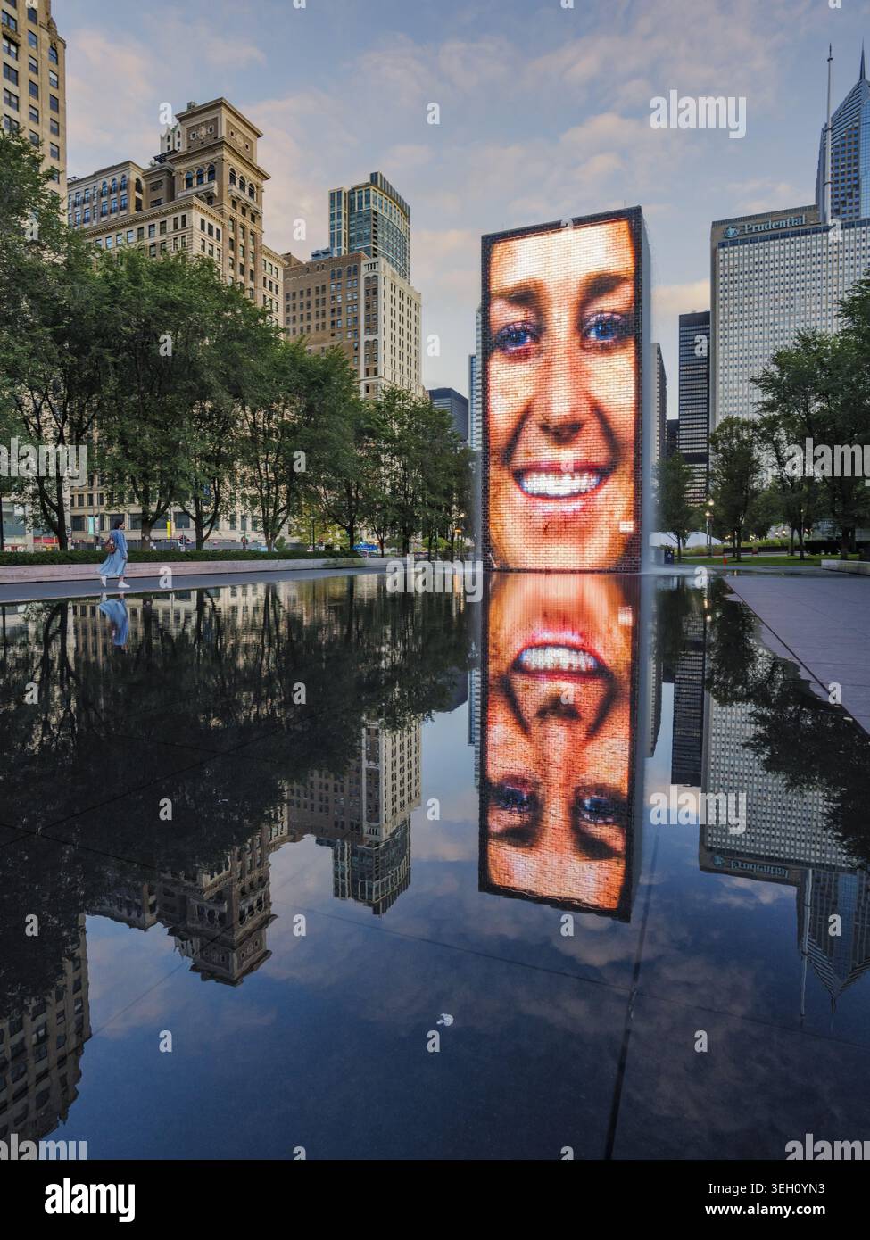 Chicago, États-Unis - 15 septembre 2025 : vue de la Crown Fountain avec un affichage numérique du visage reflété dans l'eau, entouré de gratte-ciel A. Banque D'Images