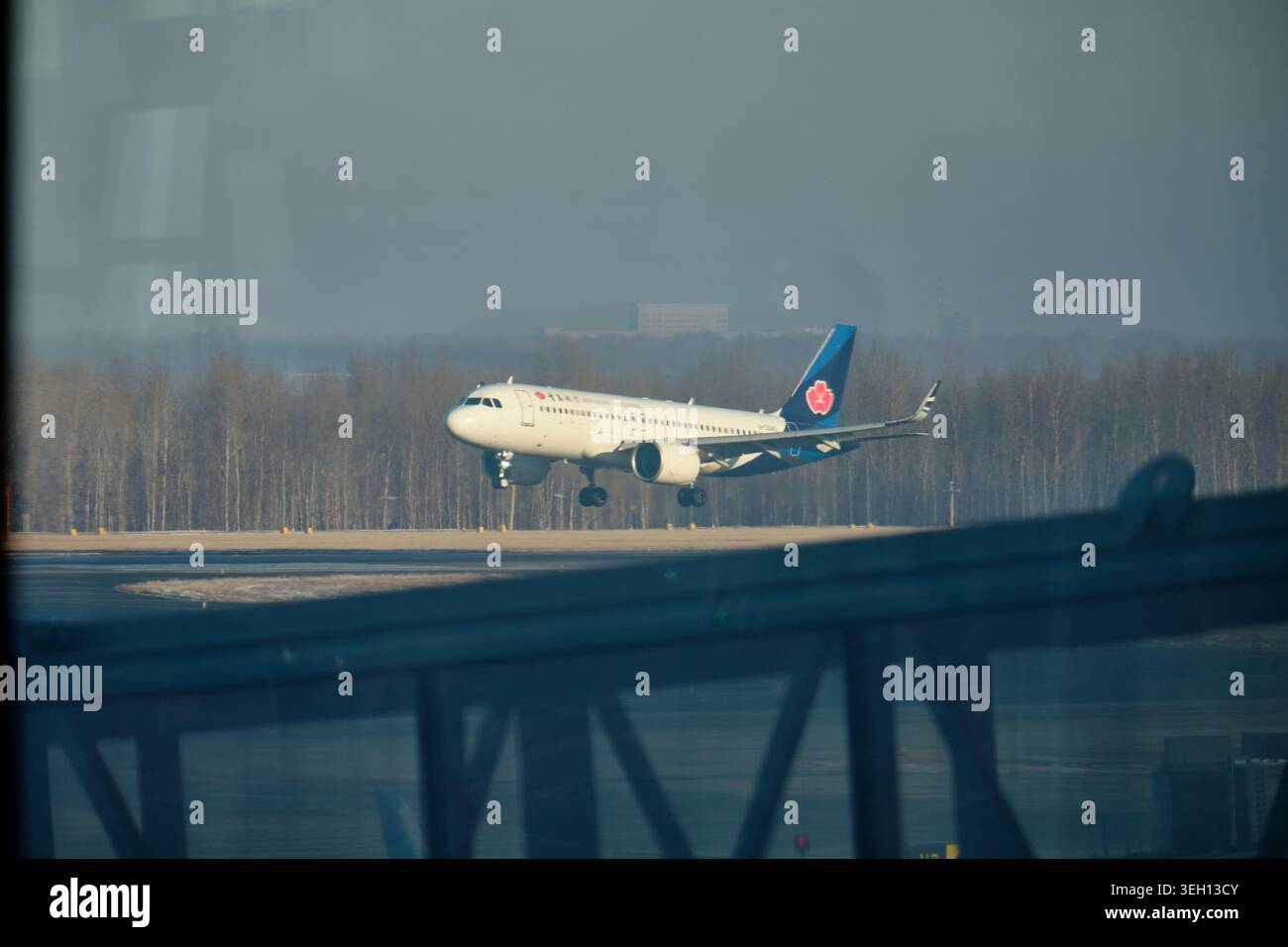 CHANGCHUN, CHINE - 28 décembre 2024 : Airbus A320 271N de Qingdao Airlines immatriculé B 32A0 atterrissant à l'aéroport de Changchun en Chine. Photo de haute qualité Banque D'Images