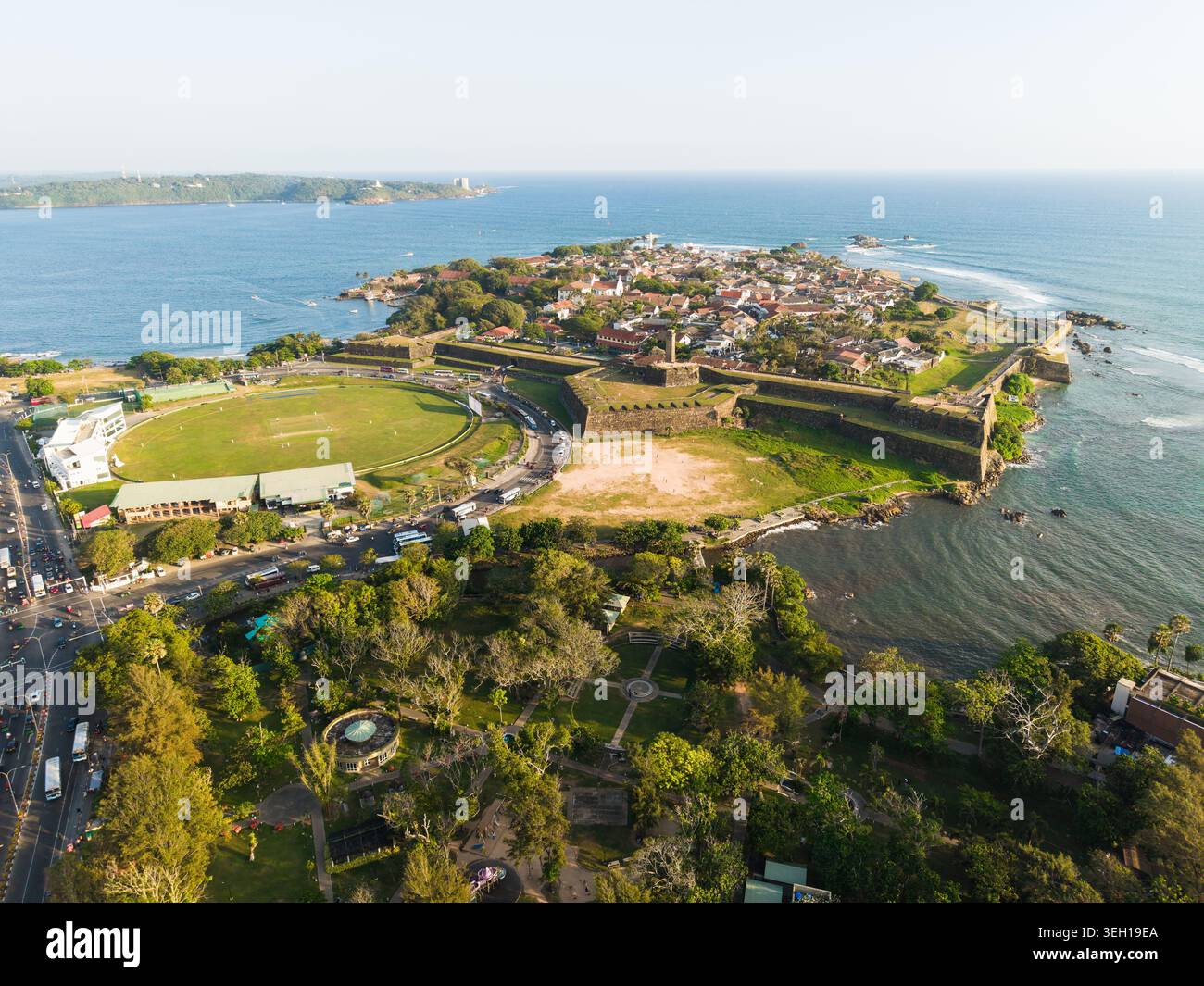 Vue aérienne du Fort historique de Galle et du stade de cricket le long de la côte avec l'océan Indien en arrière-plan Galle, Province du Sud, Sri L. Banque D'Images