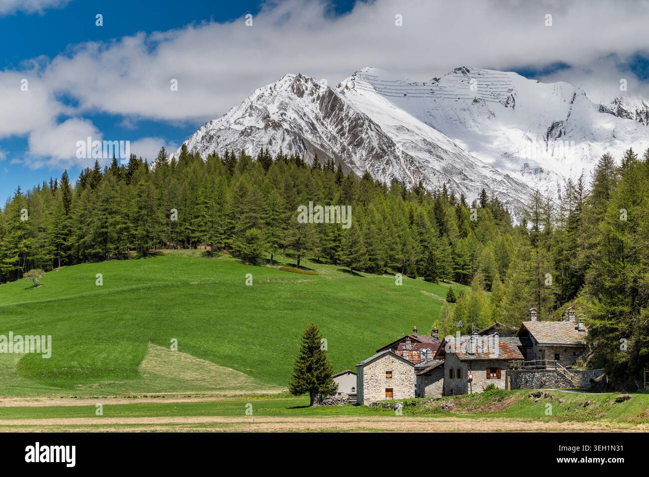 Vue panoramique sur le village de montagne, Petosan, la Thuile, Vallée d'Aoste, Italie Banque D'Images