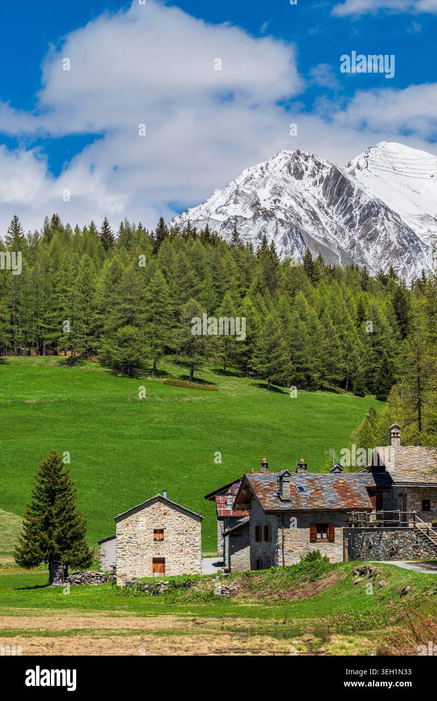 Vue panoramique sur le village de montagne, Petosan, la Thuile, Vallée d'Aoste, Italie Banque D'Images