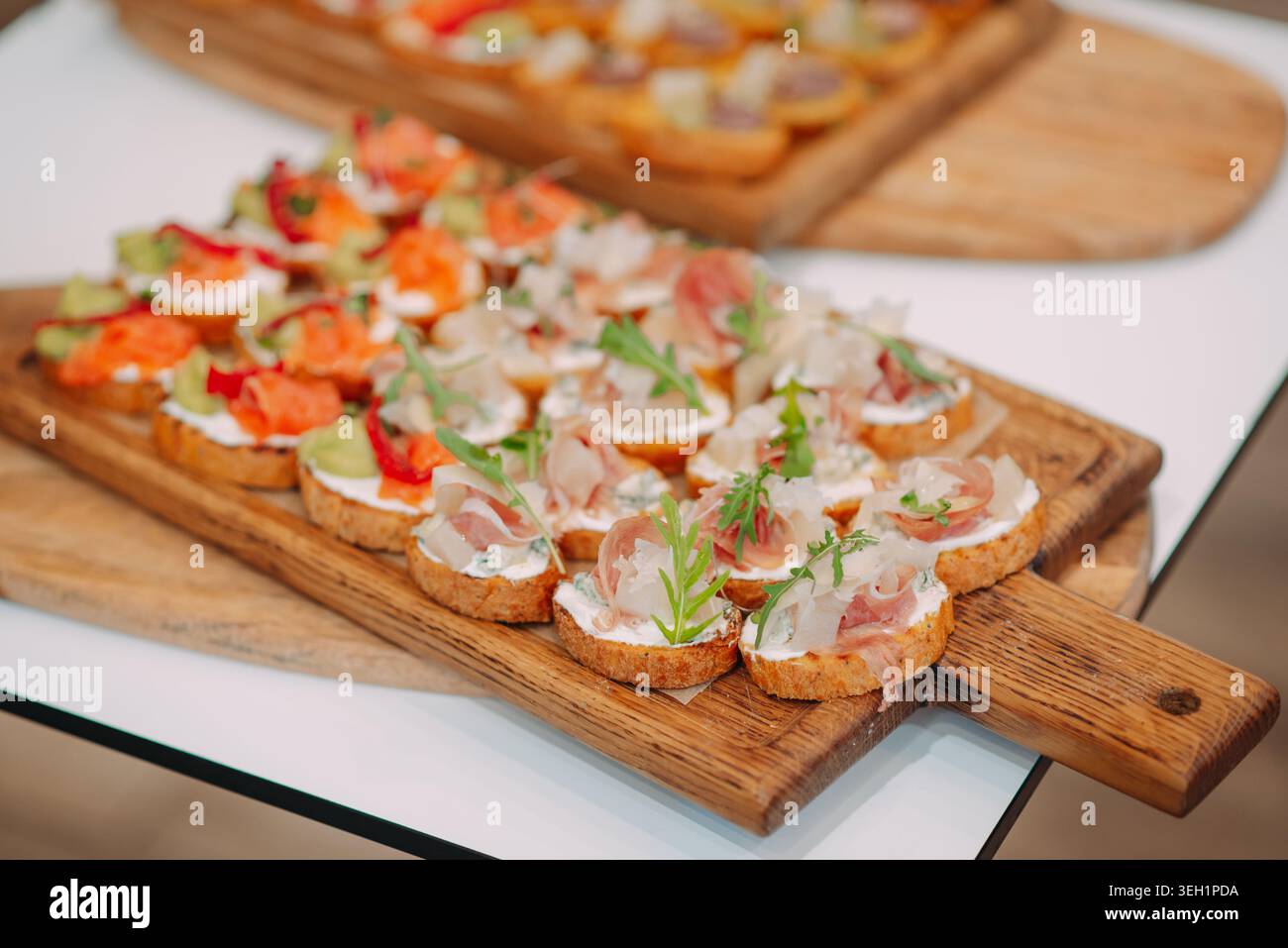 Canape sur plateau en bois , pâteux , boulangerie , frais. Concept de restauration à l'événement Banque D'Images
