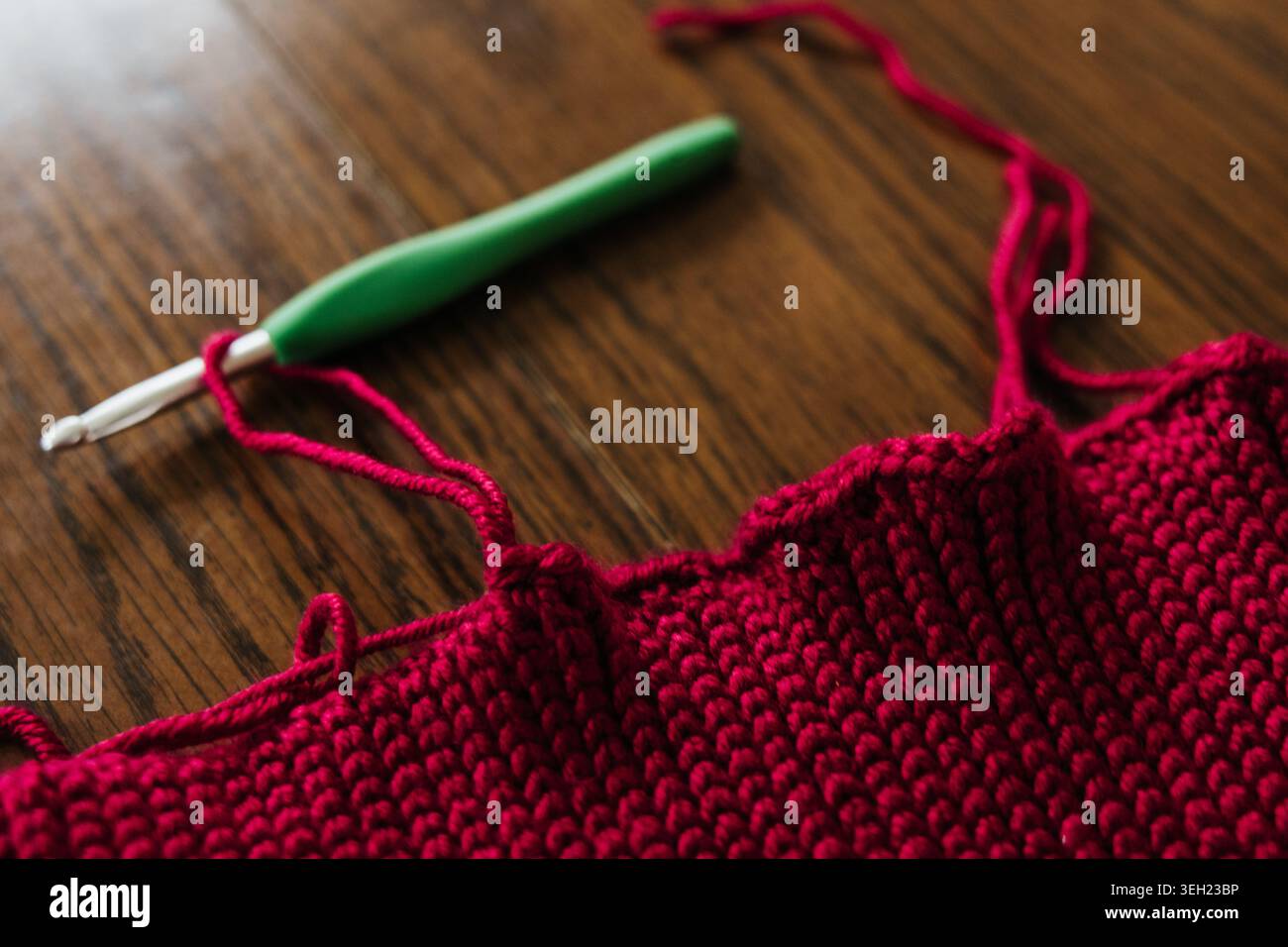 Gros plan de la couture et de la texture du bord d'un projet de crochet rouge Banque D'Images