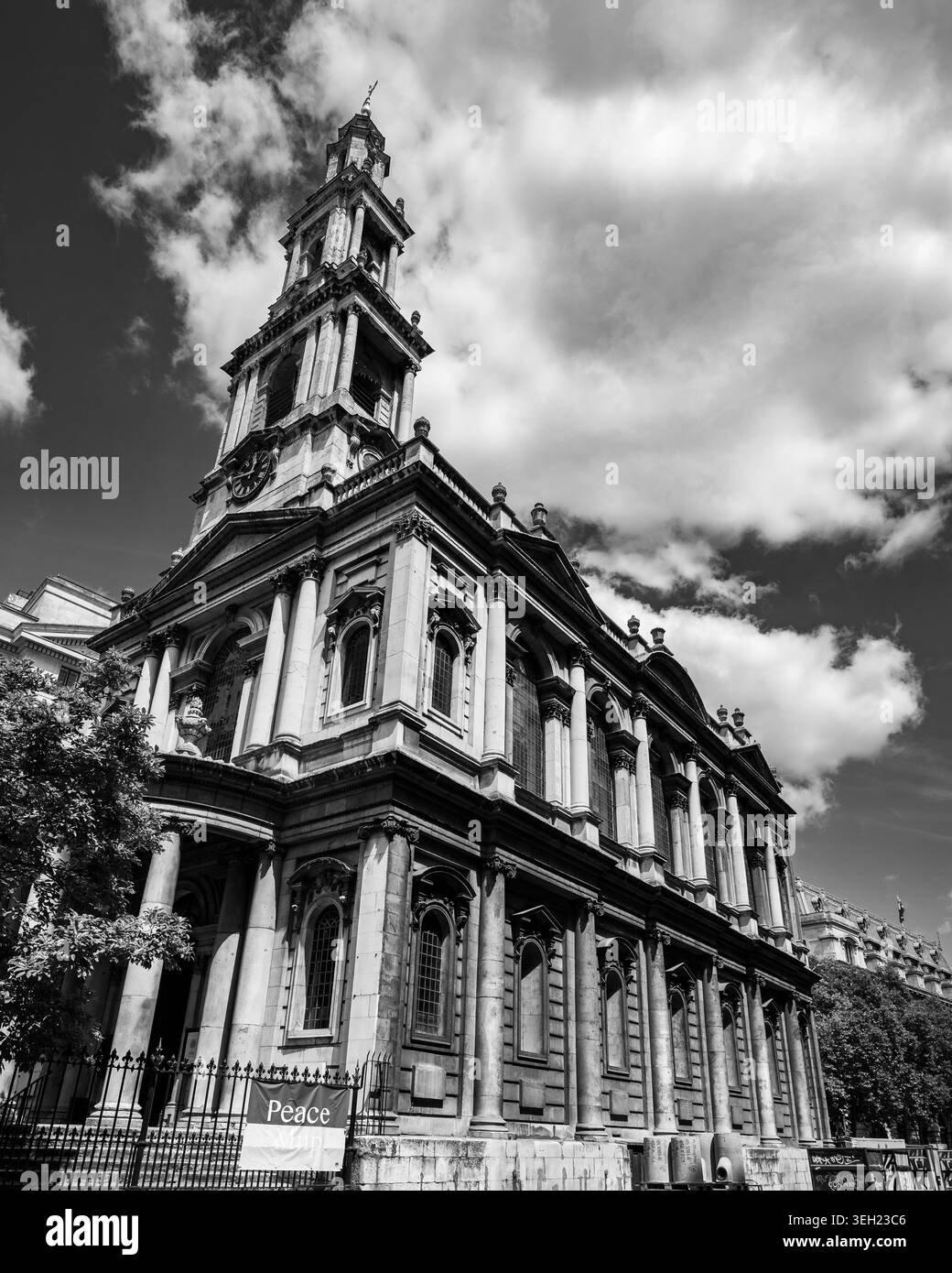 Londres - 07 09 2022 : vue en noir et blanc de l'église anglicane de dotée Mary-le-Strand Banque D'Images