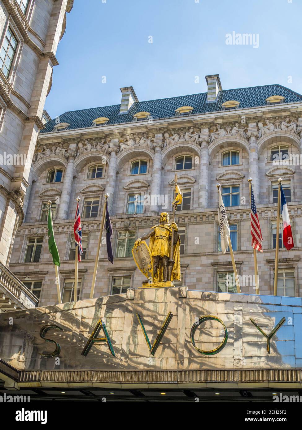 Statue du comte Pierre de Savoie, Savoy Hotel, Londres, Angleterre, Royaume-Uni. Banque D'Images
