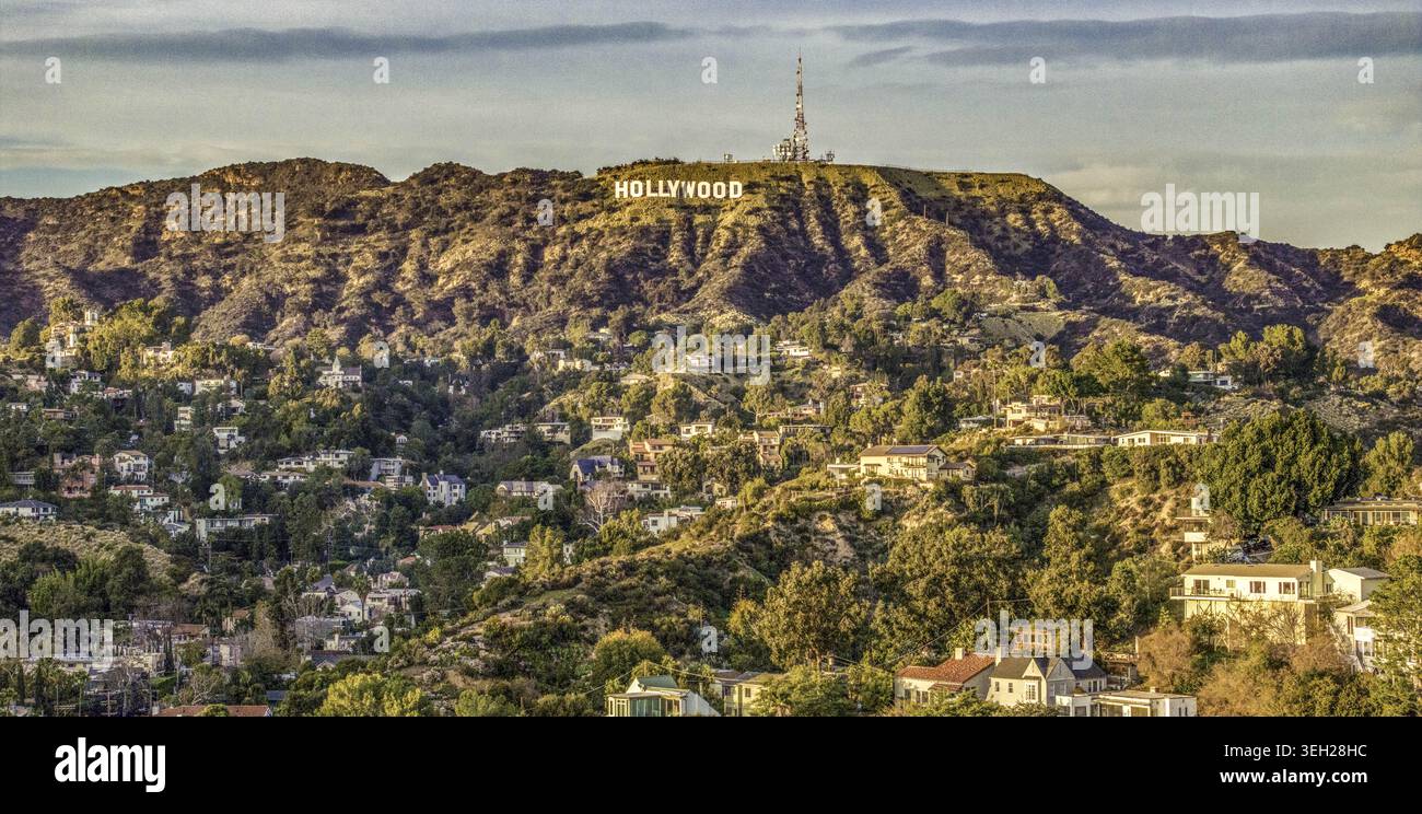 Los Angeles, États-Unis - 13 janvier 2024 : vue aérienne du panneau Hollywood sur les pentes escarpées du mont Lee surplombant un quartier résidentiel Banque D'Images