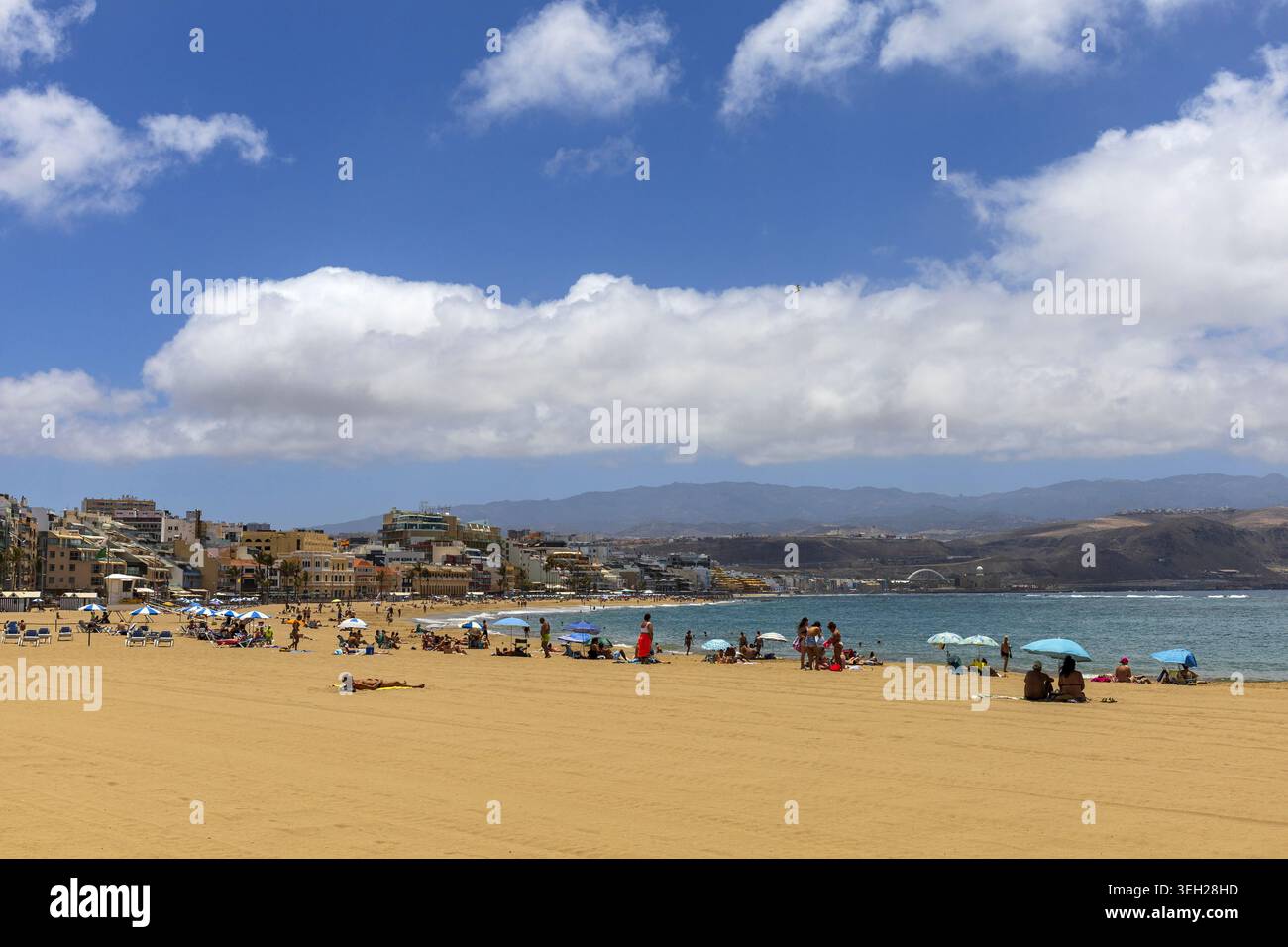 Vue ensoleillée de Las Canteras Beach avec sable doré et eaux de l'Atlantique à Las Palmas de Gran Canaria, îles Canaries, Espagne. Banque D'Images