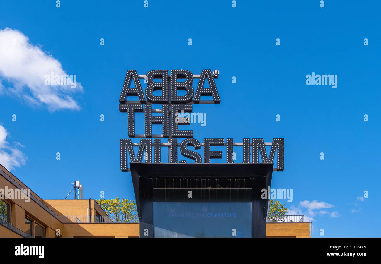 Stockholm, Suède - 28 avril 2026 : extérieur d'abba L'entrée du musée avec panneau lumineux sur le bâtiment moderne sous le ciel bleu lumineux avec des nuages, da Banque D'Images