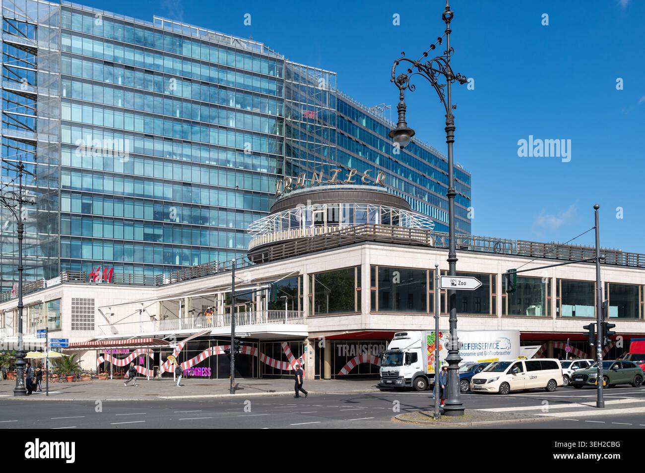 21.05.2026, Berlin, Allemagne, Europe - Vue extérieure du Cafe Kranzler avec sa rotonde emblématique au Kurfürstendamm à Berlin Charlottenburg. Banque D'Images