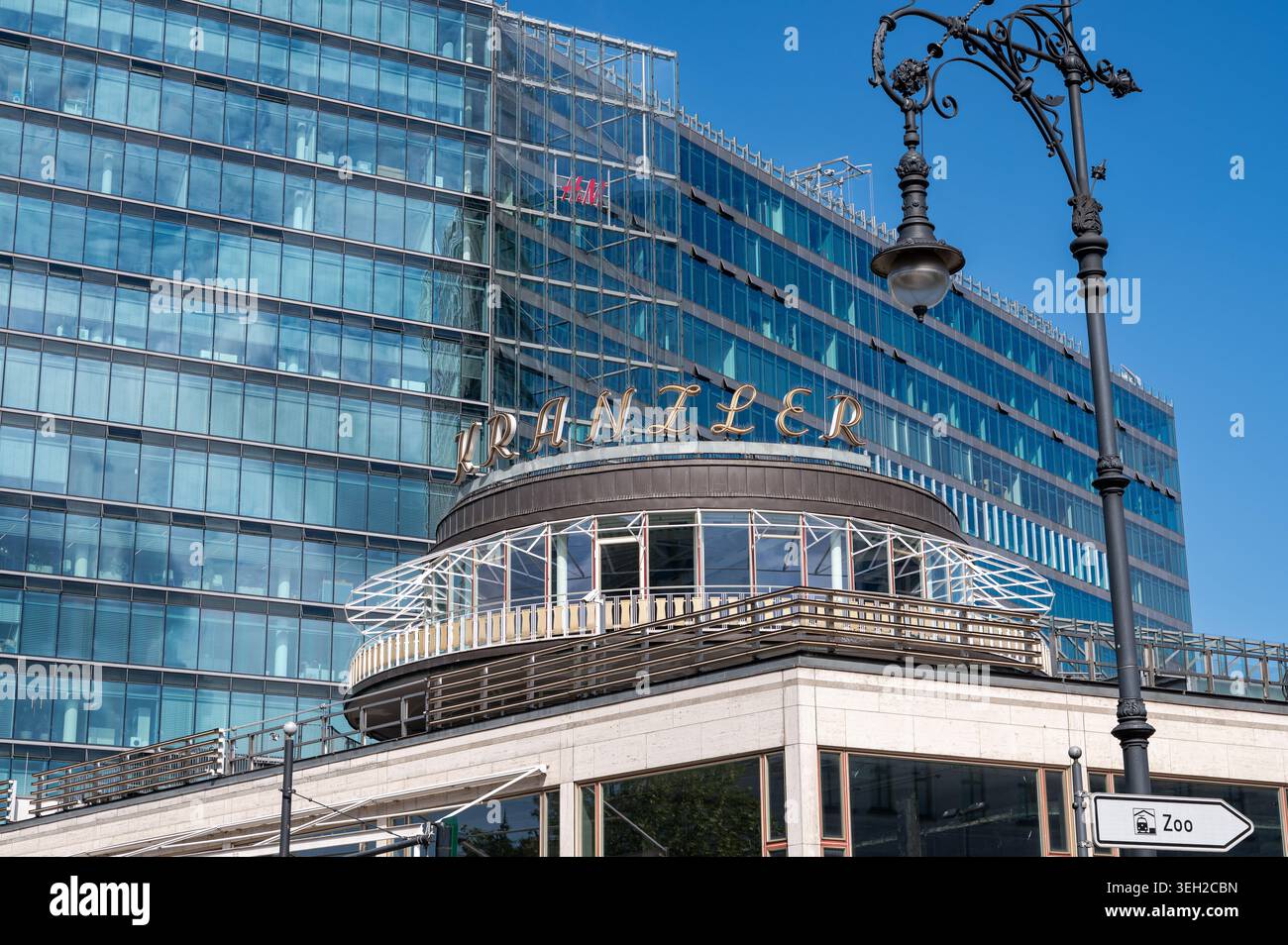 21.05.2026, Berlin, Allemagne, Europe - Vue extérieure du Cafe Kranzler avec sa rotonde emblématique au Kurfürstendamm à Berlin Charlottenburg. Banque D'Images