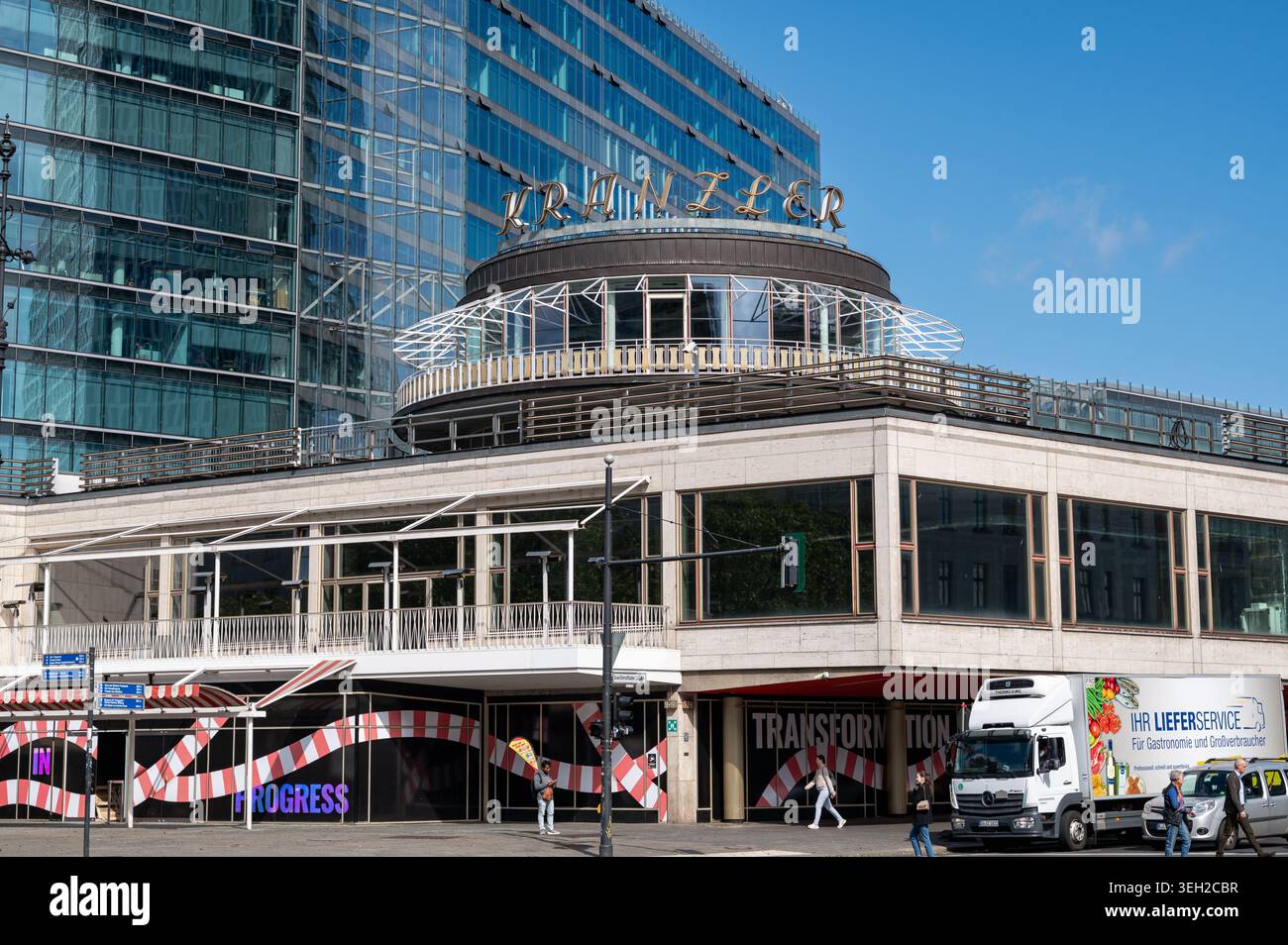 21.05.2026, Berlin, Allemagne, Europe - Vue extérieure du Cafe Kranzler avec sa rotonde emblématique au Kurfürstendamm à Berlin Charlottenburg. Banque D'Images