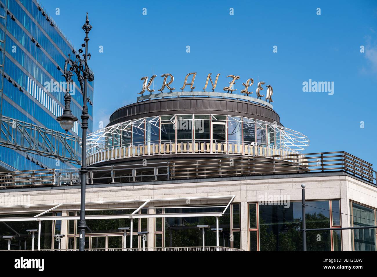 21.05.2026, Berlin, Allemagne, Europe - Vue extérieure du Cafe Kranzler avec sa rotonde emblématique au Kurfürstendamm à Berlin Charlottenburg. Banque D'Images