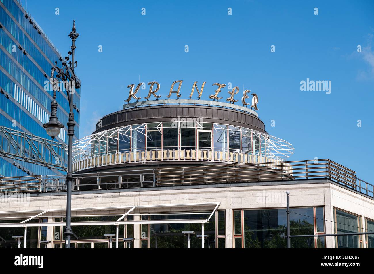 21.05.2026, Berlin, Allemagne, Europe - Vue extérieure du Cafe Kranzler avec sa rotonde emblématique au Kurfürstendamm à Berlin Charlottenburg. Banque D'Images