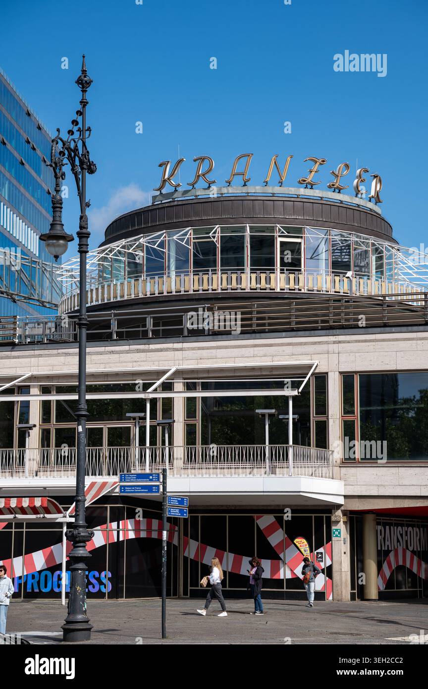 21.05.2026, Berlin, Allemagne, Europe - Vue extérieure du Cafe Kranzler avec sa rotonde emblématique au Kurfürstendamm à Berlin Charlottenburg. Banque D'Images