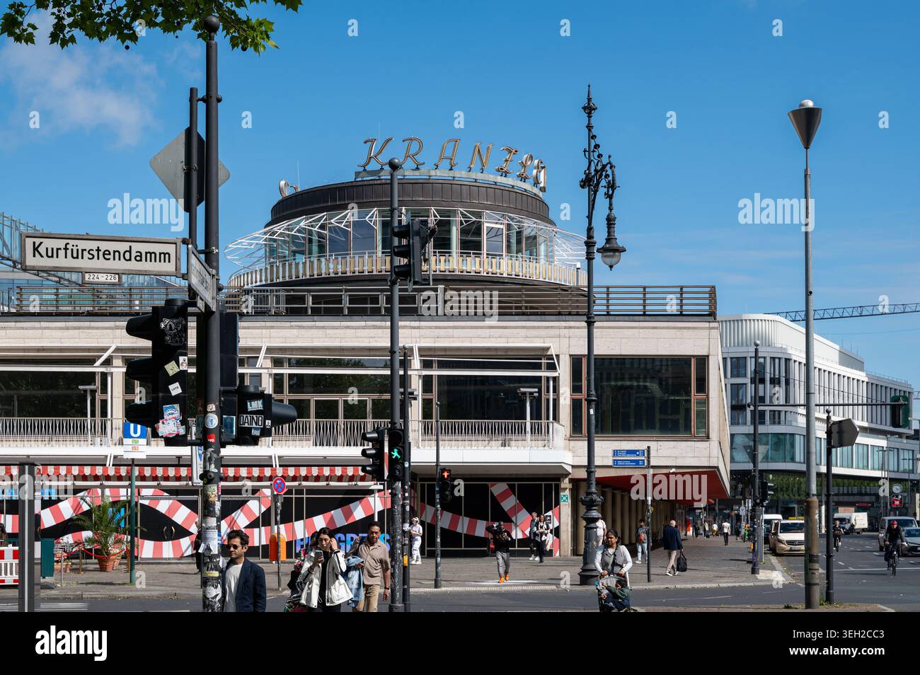 21.05.2026, Berlin, Allemagne, Europe - Vue extérieure du Cafe Kranzler avec sa rotonde emblématique au Kurfürstendamm à Berlin Charlottenburg. Banque D'Images