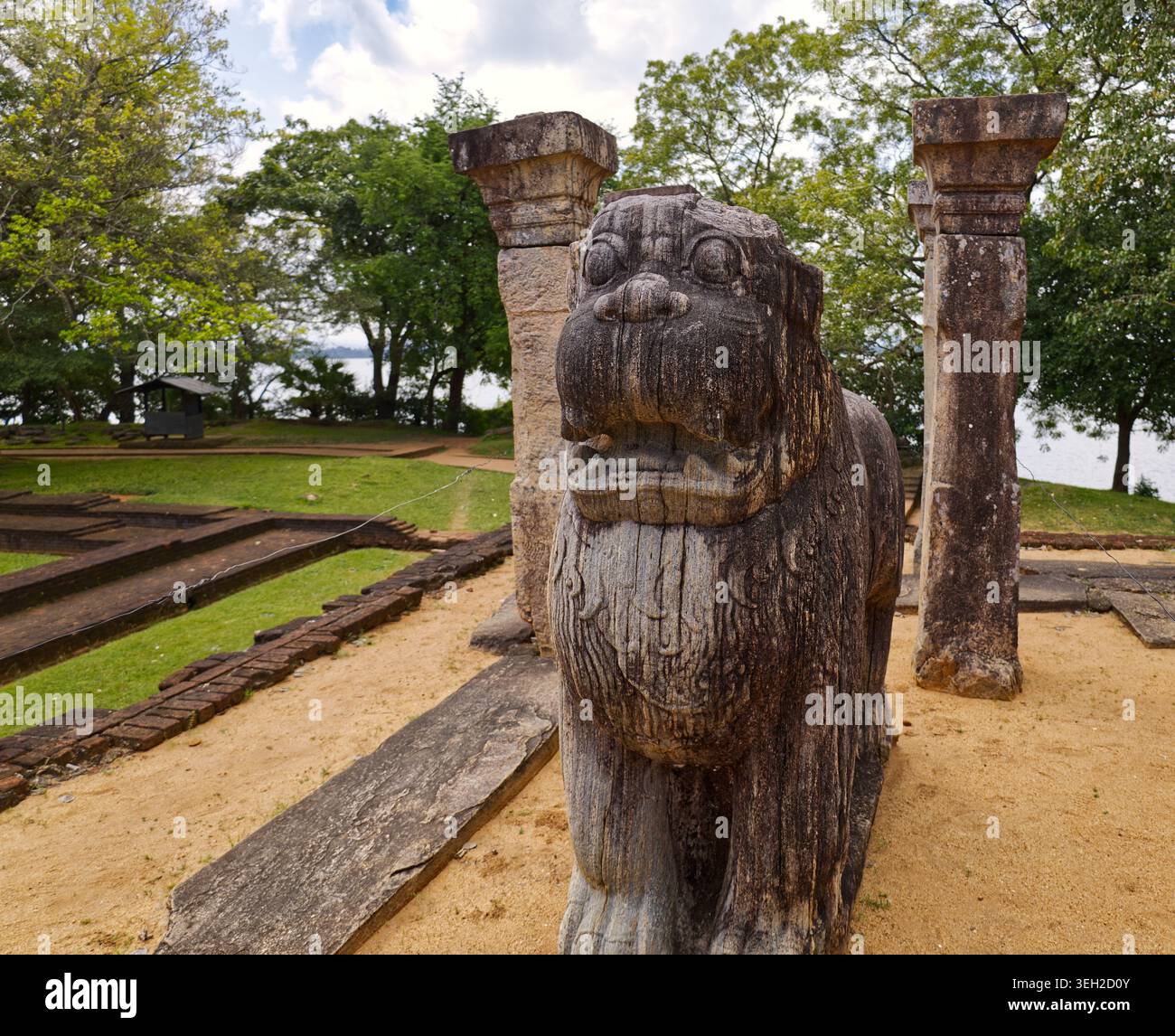 Chambre du Conseil du roi Nissankamalla, Polonnaruwa, Sri Lanka - on pense que le roi lui-même était assis sur ou devant le grand lion de pierre Banque D'Images