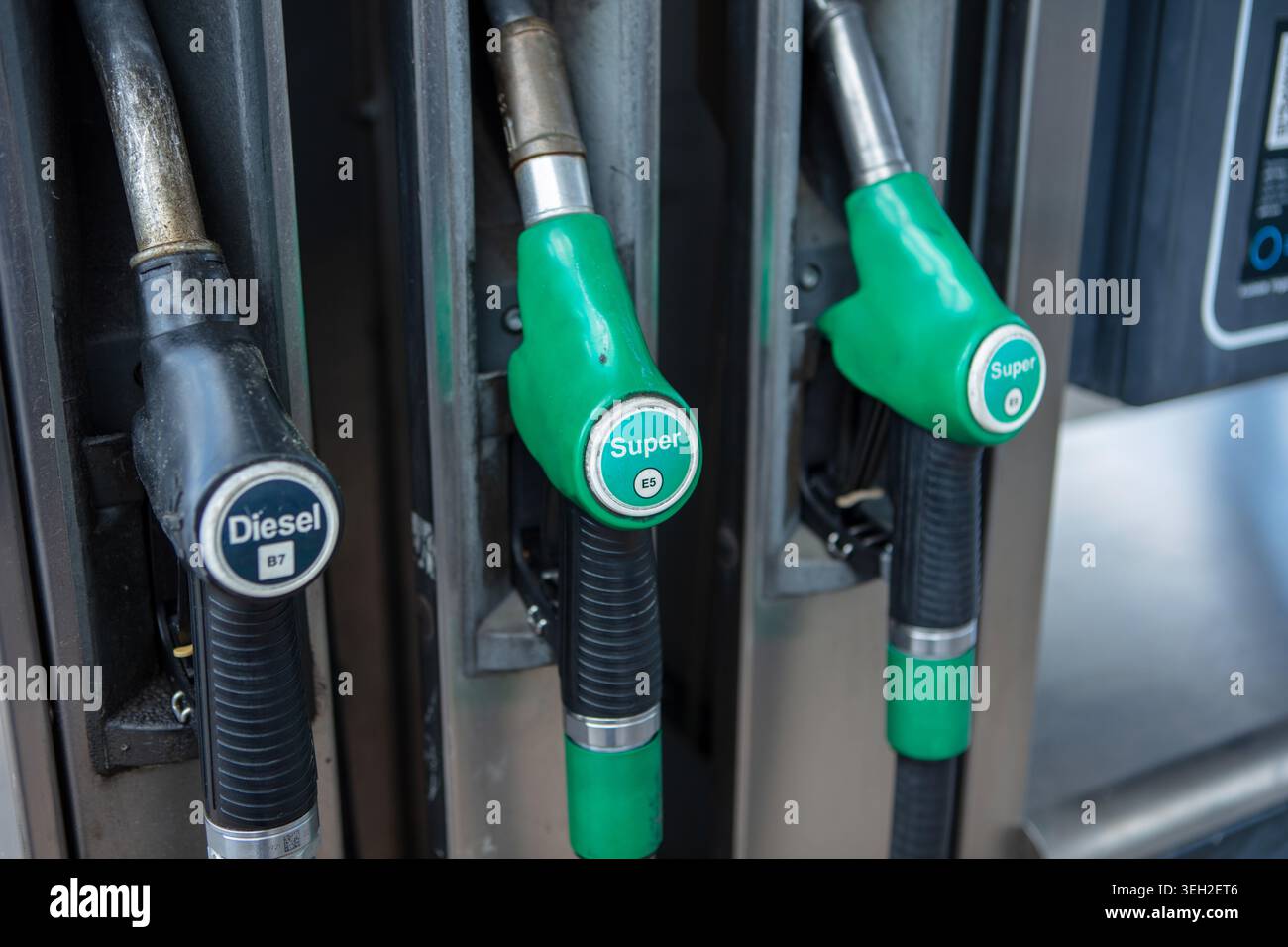 Gros plan de la buse de carburant d'une station-service. Ravitaillement en essence. Banque D'Images