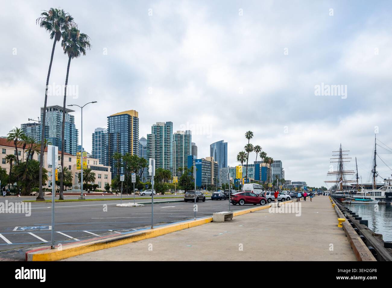Large avenue et skyline du front de mer de San Diego, Californie, États-Unis. Banque D'Images