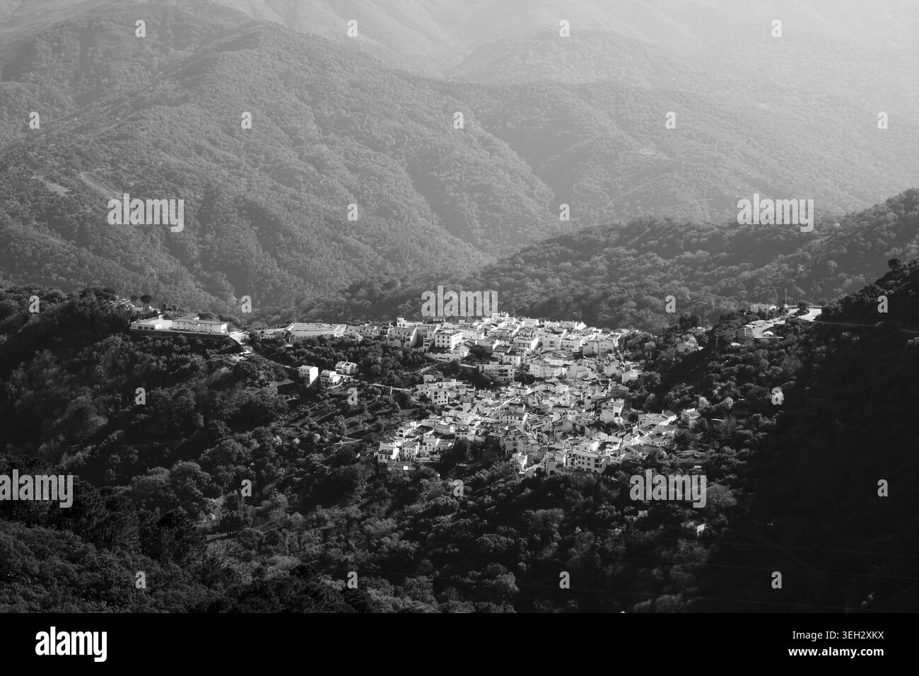 Village de montagne blanc, noir et blanc, province de Malaga, Andalousie, Espagne Banque D'Images