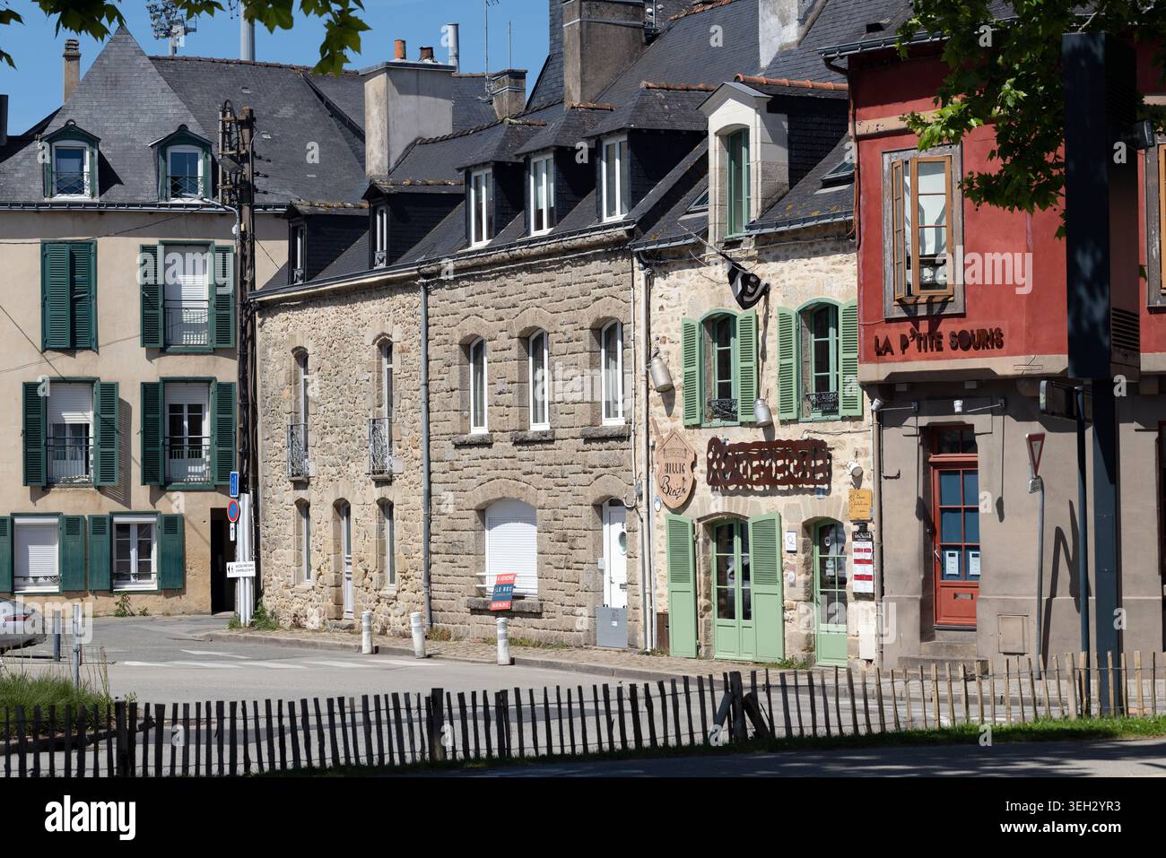 Bâtiments en pierre, volets verts et piétons dans le centre historique de vannes, Bretagne, France Banque D'Images