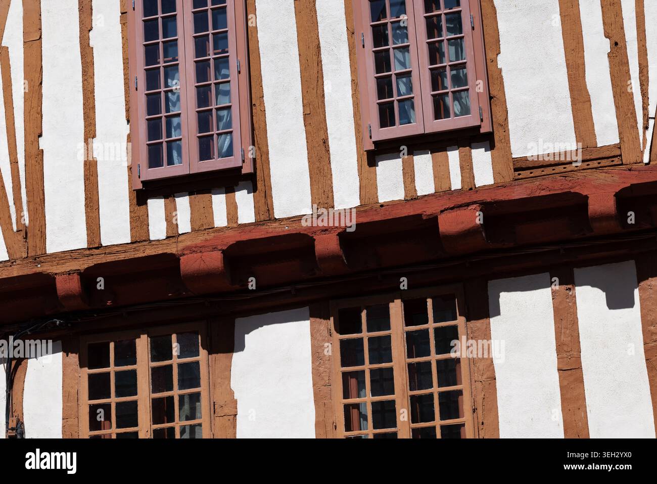 Gros plan de fenêtres et de charpente en bois sur un bâtiment historique à colombages à vannes, Bretagne, France. Banque D'Images