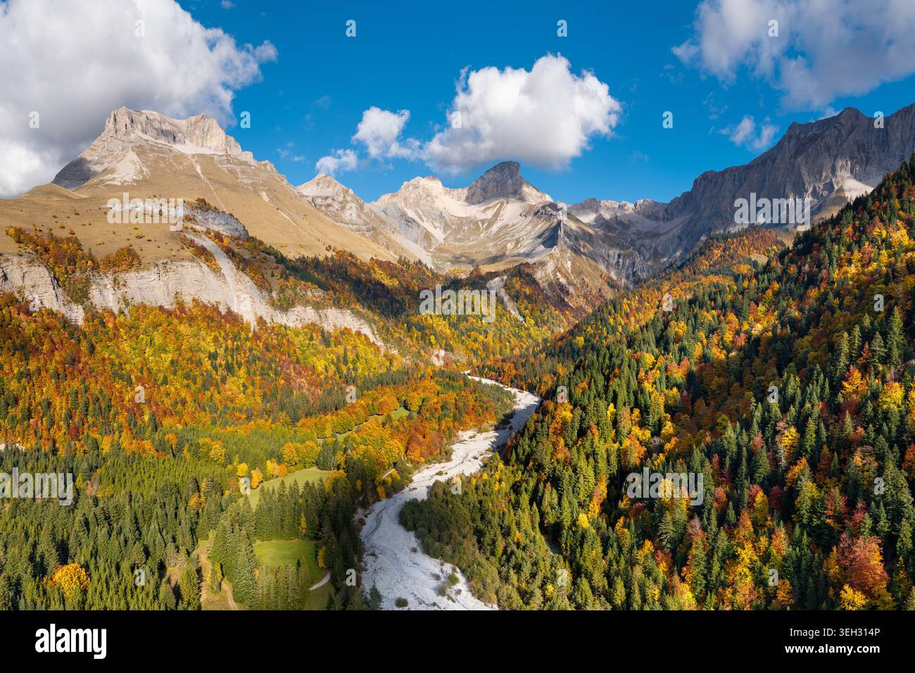 Vue aérienne automnale du Vallon de la Jarjatte, Drôme, France. Feuillage d'automne coloré dans le Parc naturel régional du Vercors avec massif de la Devoluy Banque D'Images