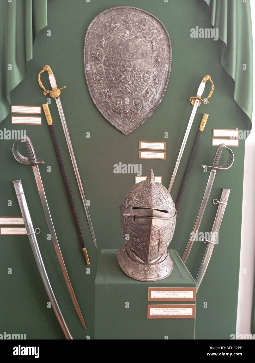 Pologne épées de casque de chevalier médiéval et bouclier gravé. Vieille épée et armure. Drohobych, Ukraine - 16 août 2024 Banque D'Images