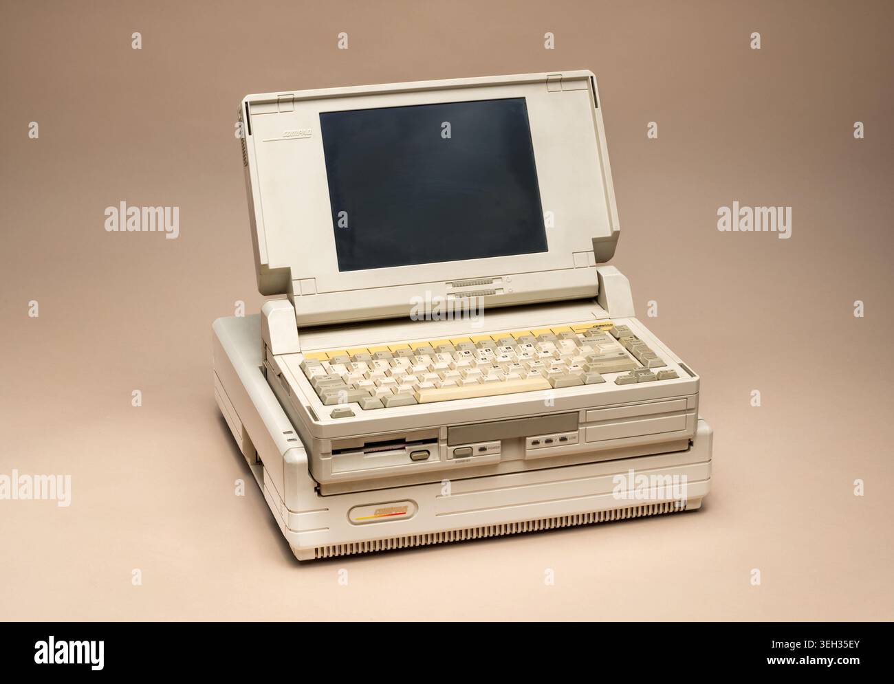 Pavie, Lombardie, Italie-30 mars 2026 : Compaq SLT 286 ancien ordinateur portable de la fin des années 1980 Design beige avec écran LCD et clavier complet, o Banque D'Images