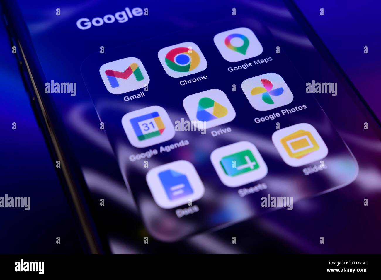 Paris, France - 22 mai 2026 : différentes icônes d'application Google, y compris Drive, Docs et Sheets sur l'écran d'un smartphone. Banque D'Images