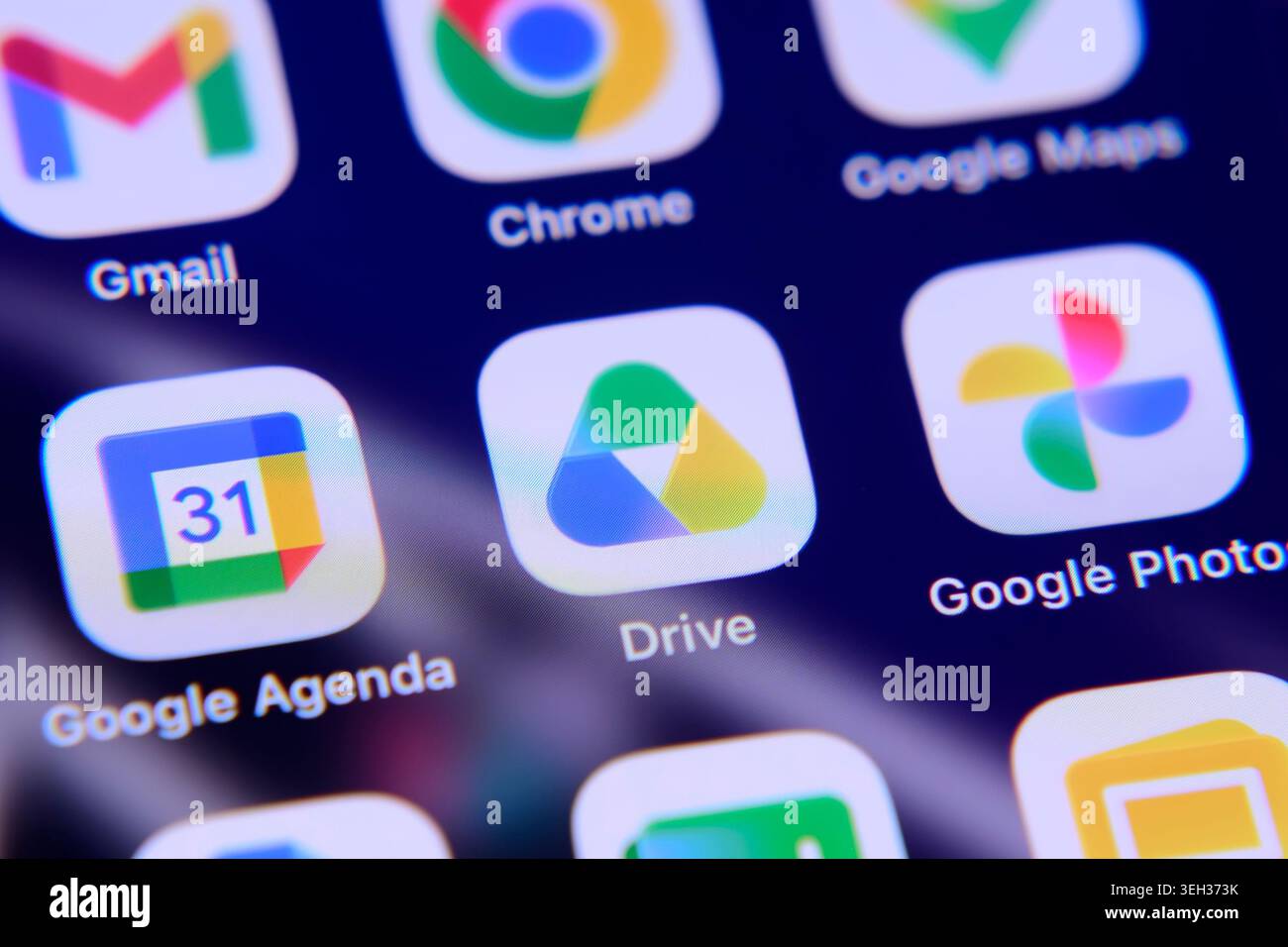 Paris, France - 22 mai 2026 : les icônes Google Agenda, Drive et photos s'affichent sur l'écran d'un smartphone. Banque D'Images